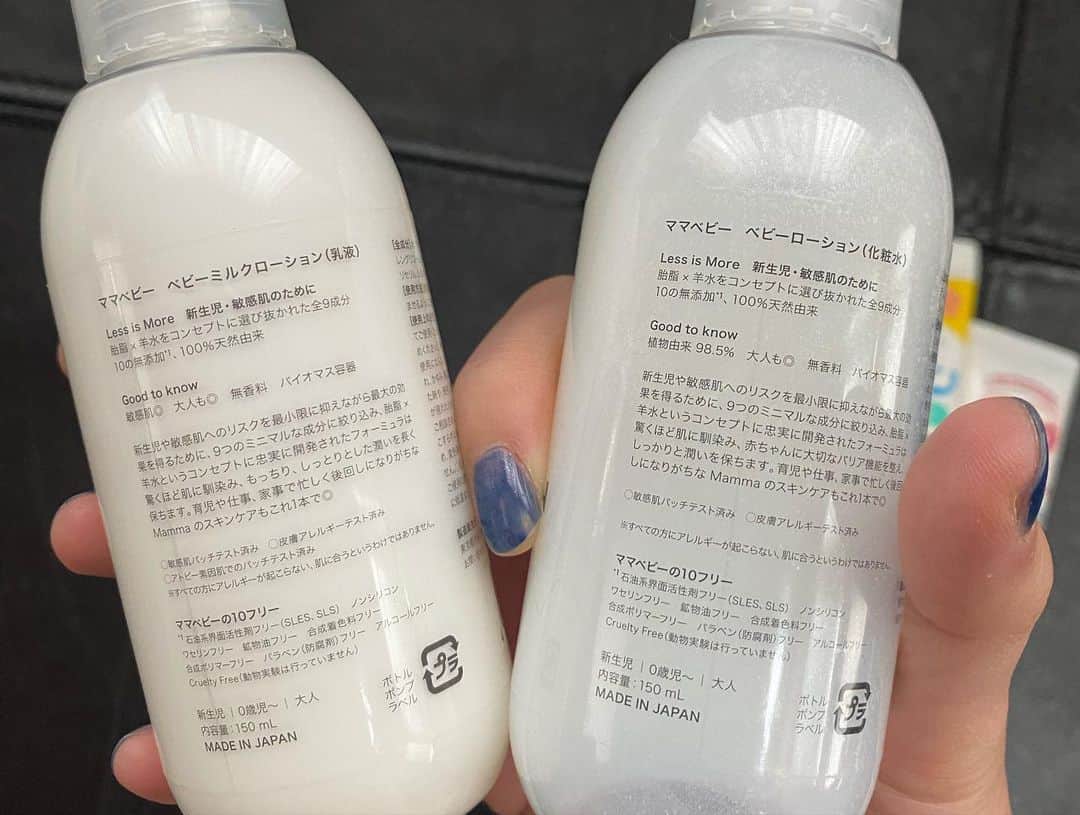 沙田瑞紀さんのインスタグラム写真 - (沙田瑞紀Instagram)「for my baby👼  お風呂上がりに @mammababy_jp ❣️ 化粧水と乳液を頭からつま先まで塗りたくる。もともと自分用に使っていてとても気に入っていたのでそのまま子供用に。自分もついでにおこぼれを使わせていただいている👶  朝のスキンケアは @weleda_japan のミルクローション 濡れた肌にって書いてあったので水分多めで体を拭いてから使っている。香りもすき！  日焼け止めはベビーワセリン→アトピタのUVクリーム UVクリームを直接塗るのに抵抗があって。先にワセリンを伸ばしてから塗ると保湿力も上がるし白いところもあんまり残らないしで調子良い。  ワセリンは口周りに塗っておくとミルクの汚れも落ちやすくて万能、時には自分のリップケアにも使わせていただく。  #スキンケア  #赤ちゃんスキンケア  #ミズキッズログ」4月5日 17時11分 - mizuki_masuda