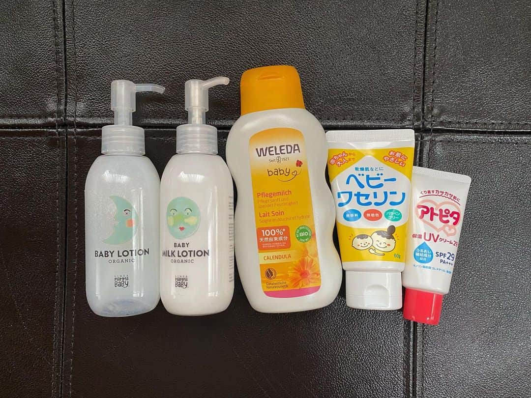 沙田瑞紀のインスタグラム：「for my baby👼  お風呂上がりに @mammababy_jp ❣️ 化粧水と乳液を頭からつま先まで塗りたくる。もともと自分用に使っていてとても気に入っていたのでそのまま子供用に。自分もついでにおこぼれを使わせていただいている👶  朝のスキンケアは @weleda_japan のミルクローション 濡れた肌にって書いてあったので水分多めで体を拭いてから使っている。香りもすき！  日焼け止めはベビーワセリン→アトピタのUVクリーム UVクリームを直接塗るのに抵抗があって。先にワセリンを伸ばしてから塗ると保湿力も上がるし白いところもあんまり残らないしで調子良い。  ワセリンは口周りに塗っておくとミルクの汚れも落ちやすくて万能、時には自分のリップケアにも使わせていただく。  #スキンケア  #赤ちゃんスキンケア  #ミズキッズログ」