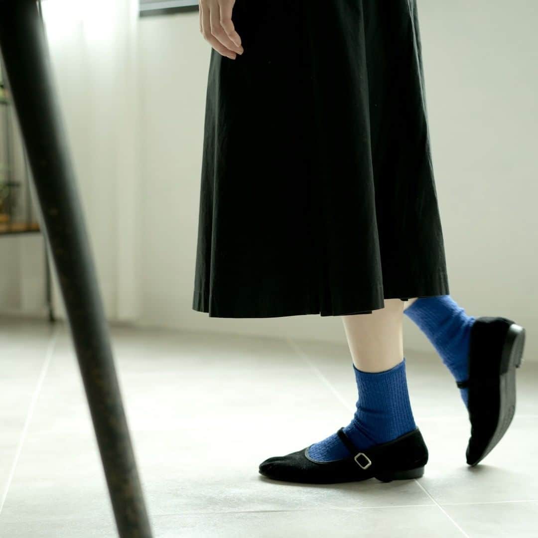 BIRDS' WORDSさんのインスタグラム写真 - (BIRDS' WORDSInstagram)「. KARMAN LINEより爽やかな春夏の靴下が入荷しました。 白いスニーカーやサンダルと合わせたくなるような靴下をバリエーション豊かに揃えております。  今季のスタッフ一押し靴下は「LYRA」。 カラーは「Lemonade」と「Sodalite」の２種類です。 絶妙な丈感でワンピースやスカートとの相性もバッチリ。 デニムに合わせても足元を上品に仕上げてくれるのでついつい手に取ってしまう一足です。  ○オンラインストアにも近日中に掲載予定ですので楽しみにお待ち下さい。  #バーズワーズ #birdswords #birdswordsosakastore #谷町 #大阪谷町 #谷町九丁目 #谷町六丁目 #tanimachi #インテリア雑貨 #インテリア #暮らしを楽しむ #KARMANLINE #カーマンライン #SOCKS #靴下」4月5日 17時11分 - birds_words