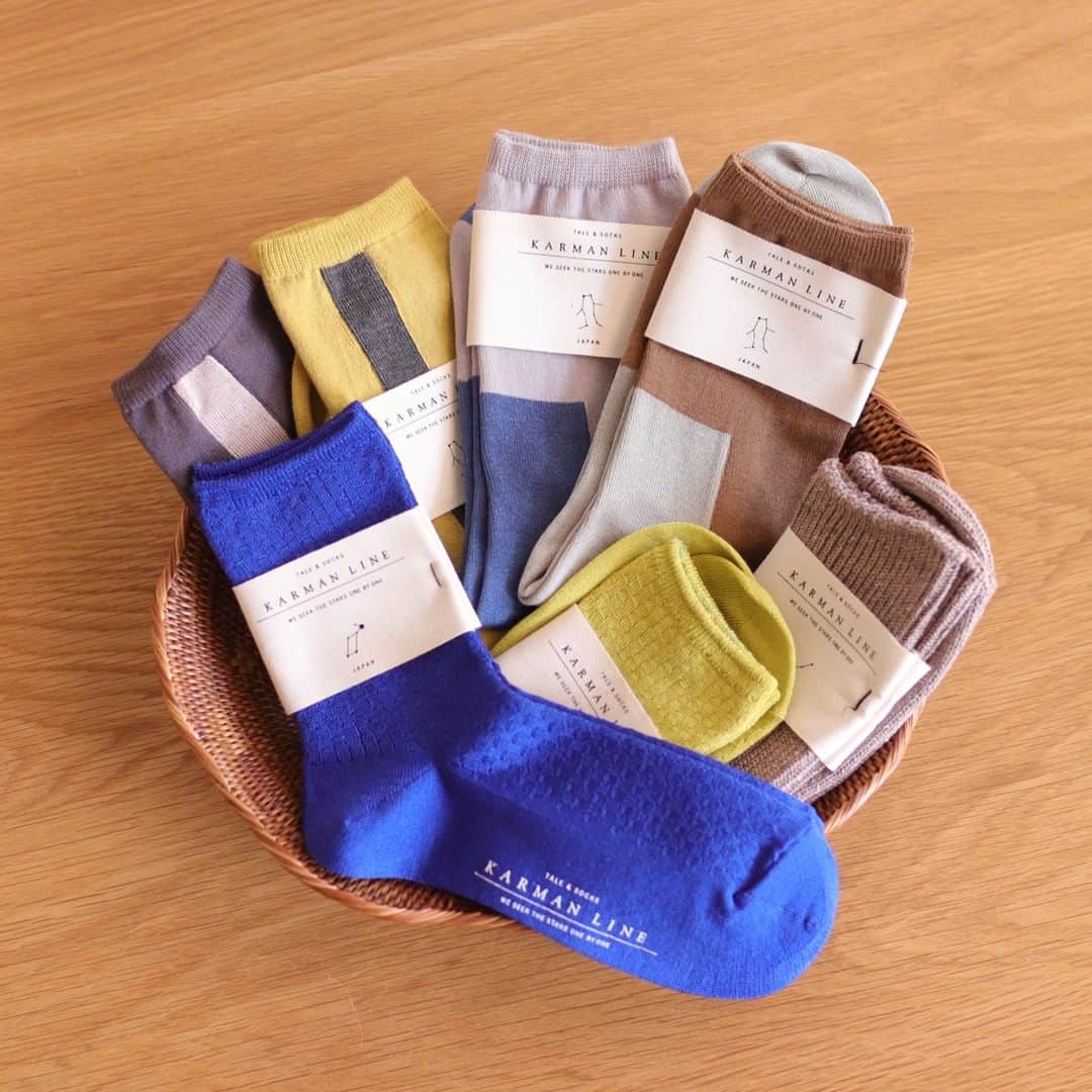 BIRDS' WORDSさんのインスタグラム写真 - (BIRDS' WORDSInstagram)「. KARMAN LINEより爽やかな春夏の靴下が入荷しました。 白いスニーカーやサンダルと合わせたくなるような靴下をバリエーション豊かに揃えております。  今季のスタッフ一押し靴下は「LYRA」。 カラーは「Lemonade」と「Sodalite」の２種類です。 絶妙な丈感でワンピースやスカートとの相性もバッチリ。 デニムに合わせても足元を上品に仕上げてくれるのでついつい手に取ってしまう一足です。  ○オンラインストアにも近日中に掲載予定ですので楽しみにお待ち下さい。  #バーズワーズ #birdswords #birdswordsosakastore #谷町 #大阪谷町 #谷町九丁目 #谷町六丁目 #tanimachi #インテリア雑貨 #インテリア #暮らしを楽しむ #KARMANLINE #カーマンライン #SOCKS #靴下」4月5日 17時11分 - birds_words