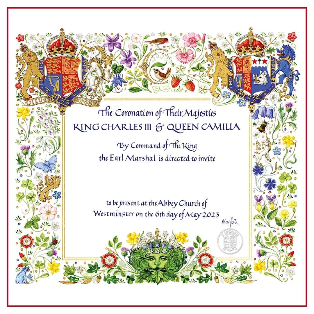 ロイヤル・ファミリーのインスタグラム：「The official invitation for the Coronation of The King and The Queen Consort has been revealed!  Designed by Andrew Jamieson, the invitation features the motif of the Green Man, an ancient figure from British folklore, symbolic of spring and rebirth, to celebrate the new reign.   Their Majesties’ arms, the emblematic flowers of the UK, and a British wildflower meadow and wildlife are all included on the design, which was hand-painted in watercolour and gouache, and will be reproduced and printed on recycled card, with gold foil detailing, for the 2,000 invited guests.  Take a look through our gallery to see some historic Coronation invitations from the @royalcollectiontrust and the Royal Archives.」