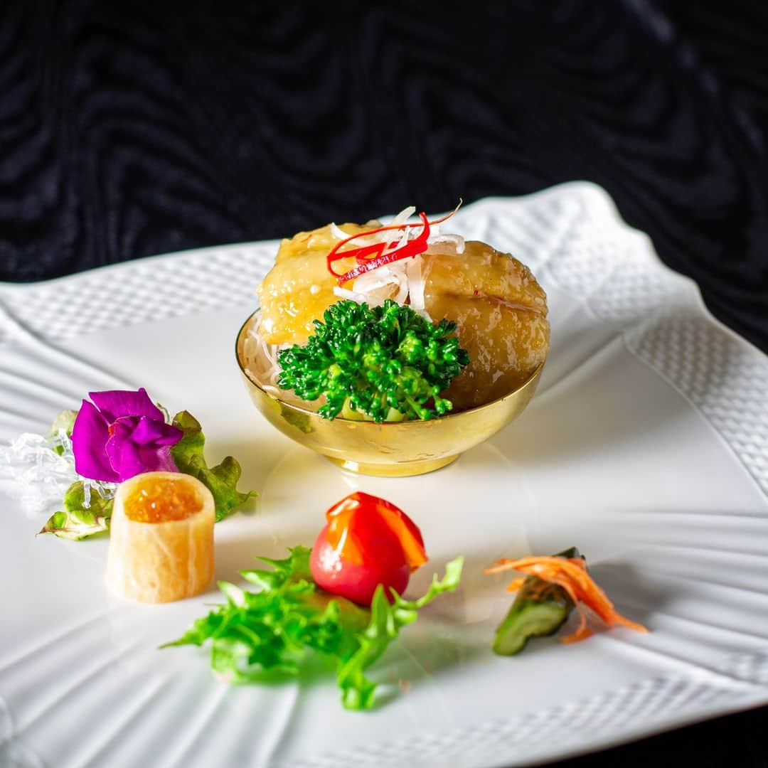 The Westin Osaka （ウェスティンホテル大阪）のインスタグラム：「中国料理「故宮」では、今が旬の“太刀魚”を使った前菜を特選ディナーにてご用意しております。ふわふわで柔らかい太刀魚が、故宮特製のXO醤とよく絡み、相性抜群。  🔗 https://kokyu.westinosaka.com/menu ご予約・お問い合わせは中国料理「故宮」まで TEL.06-6440-1065 ————————————————— #中国料理 #故宮 #中国料理故宮 #xo醤 #太刀魚 #王料理長 #王憲生 #大阪 #osaka #梅田 #umeda #chineserestaurant #IMPERIALPALACE ————————————————— Tag @westinosaka to share your image with us. ⠀⠀ #WestinOsaka #ウェスティンホテル大阪」