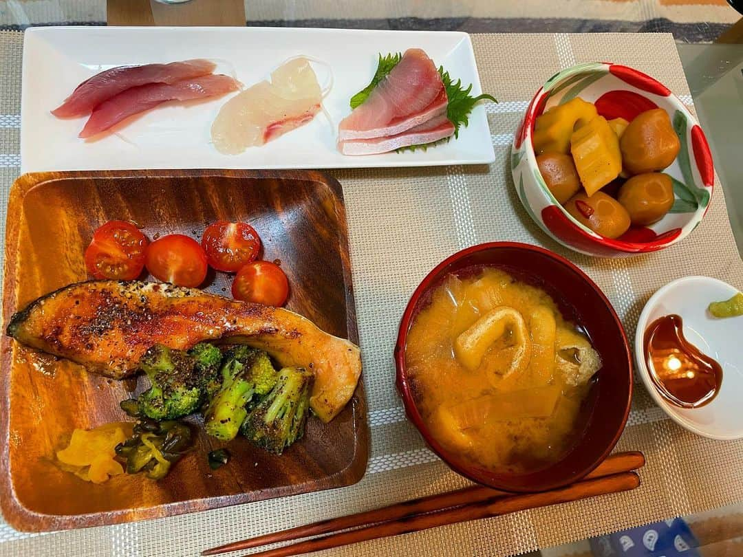 Dance MANAのインスタグラム：「お魚の日の夜ご飯🌙🐟 今日の夕食は何にしますか、皆さん？？🥘🥦🍄🥔🥕🧅  メニュー浮かばない日もある💦  #日本食 #和食 #dinner #cena #魚料理 #我が家のご飯 #マナメシ #趣味 #cooking #dancer」