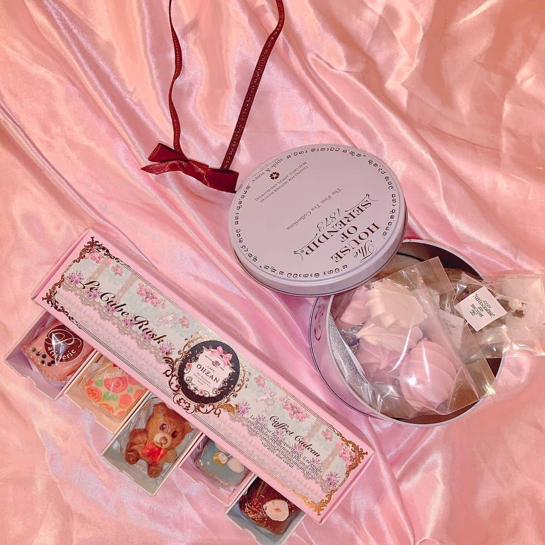 のインスタグラム：「🏳️‍⚧️🎀🧸🎟💗 かわいーーーー💠♡   #ショコラティエ  #プレゼント  #pinkpinkpink  #appleandroses  #アフタヌーンティー  #ohzan  #lecuberusk  #お菓子  #チョコレート」