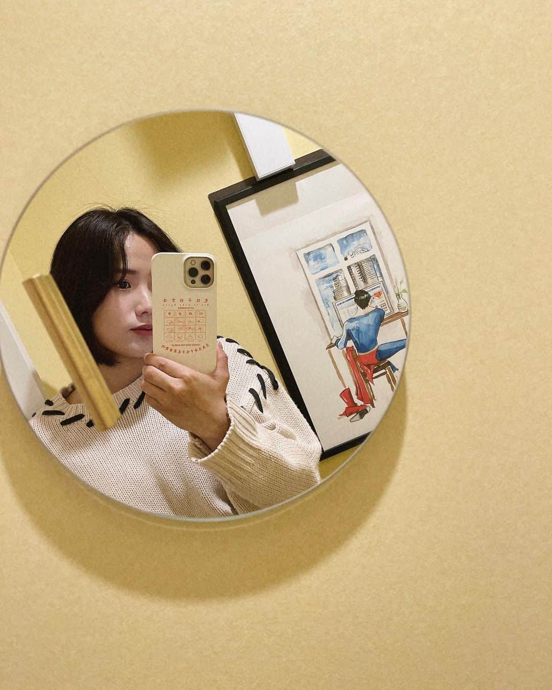 秋山ゆずきのインスタグラム：「. . 御手洗に可愛い鏡を付けたので、 ここに飾るドライフラワー探し中です🌸 真鍮の一輪挿し、美しい✨  スマホケースは餃子の作り方です🥟 餃子らぶ。  #ウォールミラー #鏡 #ミラー #一輪挿し #一輪挿しの花瓶  #真鍮 #真鍮花瓶 #ドライフラワー #餃子の作り方」