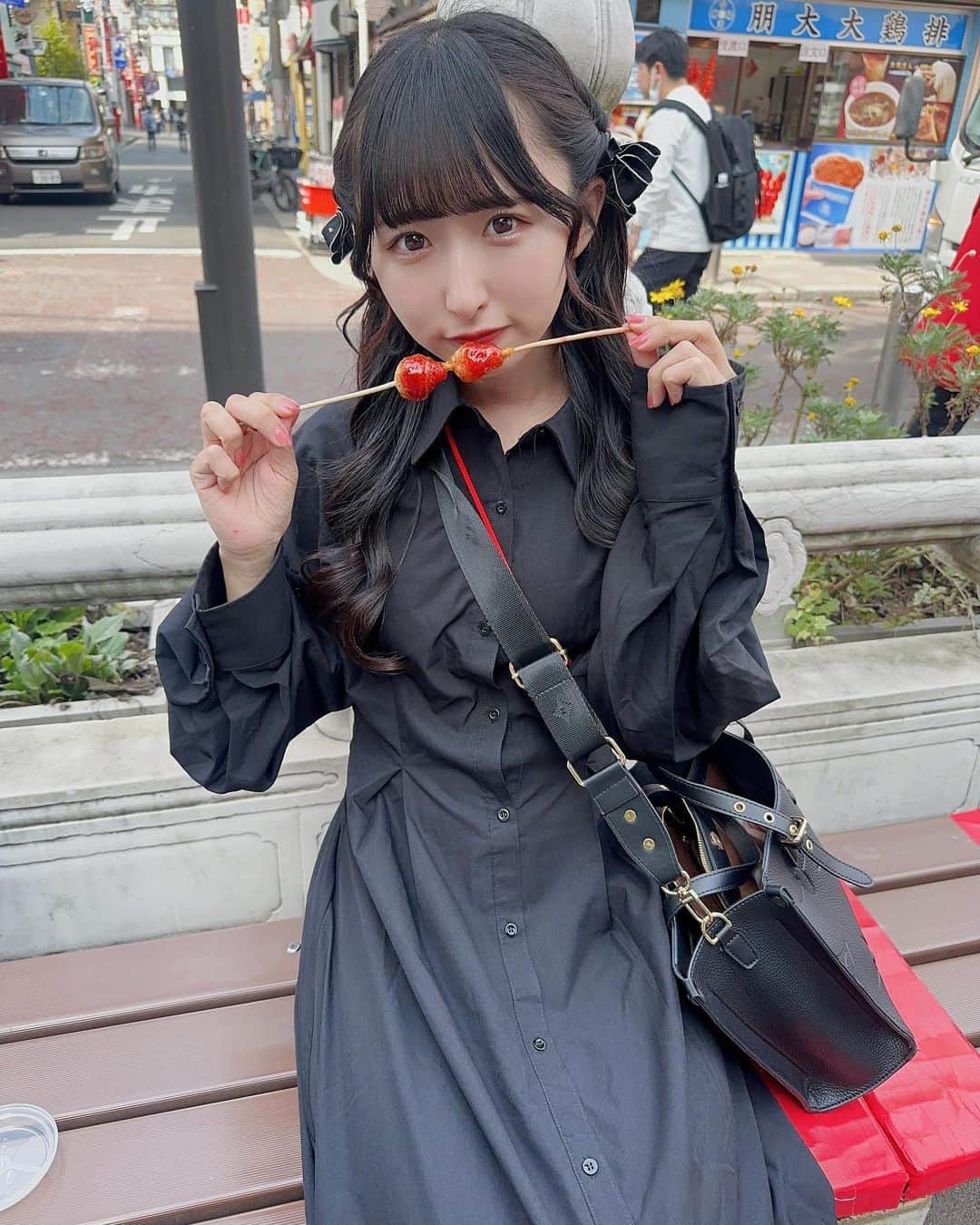 咲山しほのインスタグラム：「♥ . . 横浜中華街🐼🇨🇳🤍 . 入口に いちご飴があって食べた🍓 . いちご飴があると 絶対に買っちゃう♡ だいすきなんだー♡♡♡♡ . .  #横浜 #横浜観光 #横浜グルメ #横浜中華街 #横浜グルメ #横浜中華街 #横浜食べ歩き #横浜中華街食べ歩き #横浜中華街グルメ」