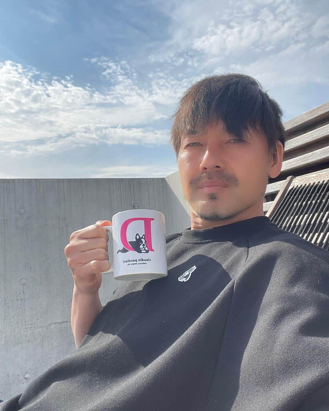 松井大輔のインスタグラム：「最高な天気。暖かくなってきましたね coffee time やっぱりテラスが最高  #一杯いかが #coffee #soccer #terrace #relax #テラス #リラックス」