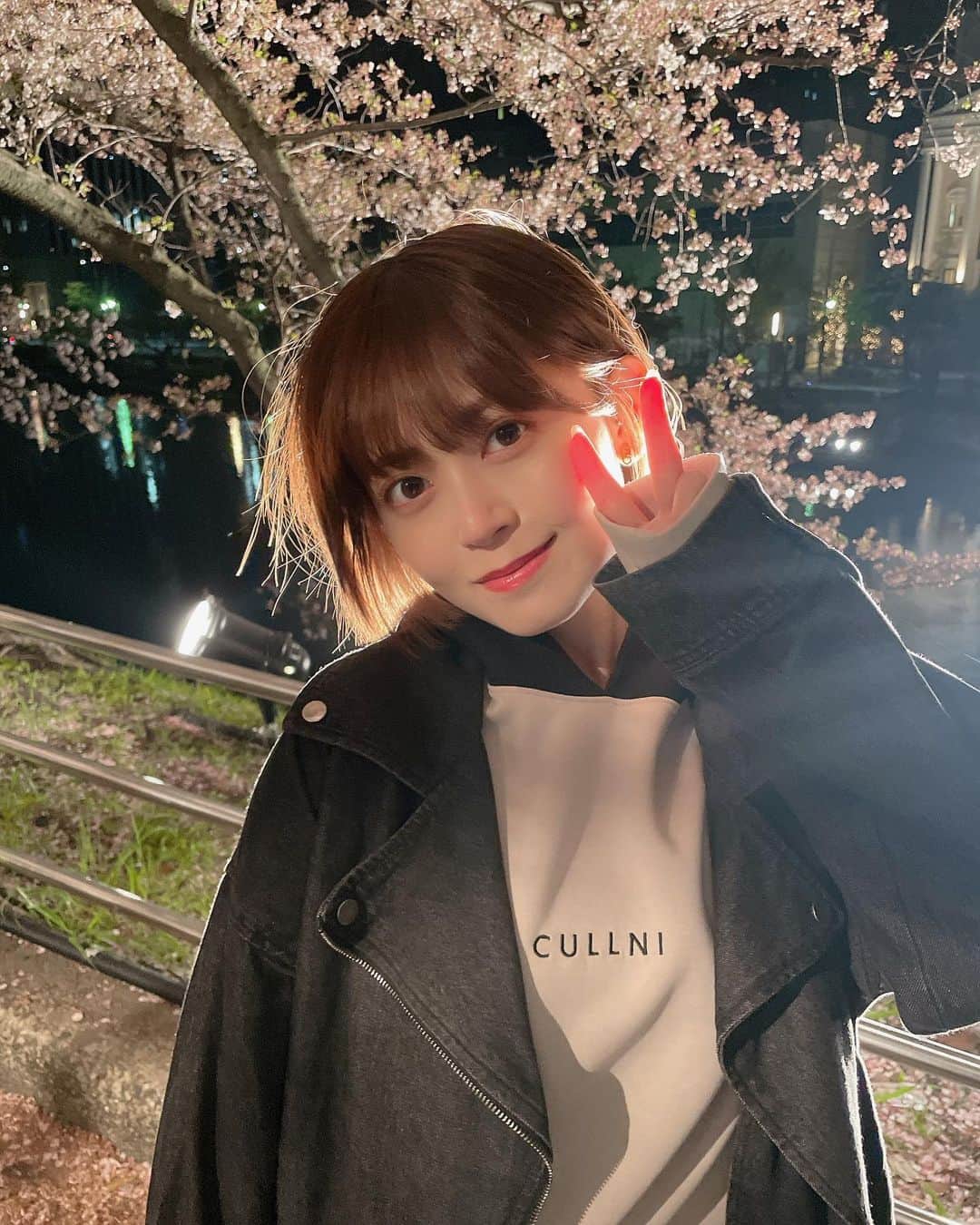 岩花詩乃のインスタグラム：「舞鶴公園のさくらまつり🌸  ライトアップもされてて綺麗でした☺️ お祭り大好き〜🍻  #福岡#舞鶴#舞鶴公園#さくら#桜#🌸」