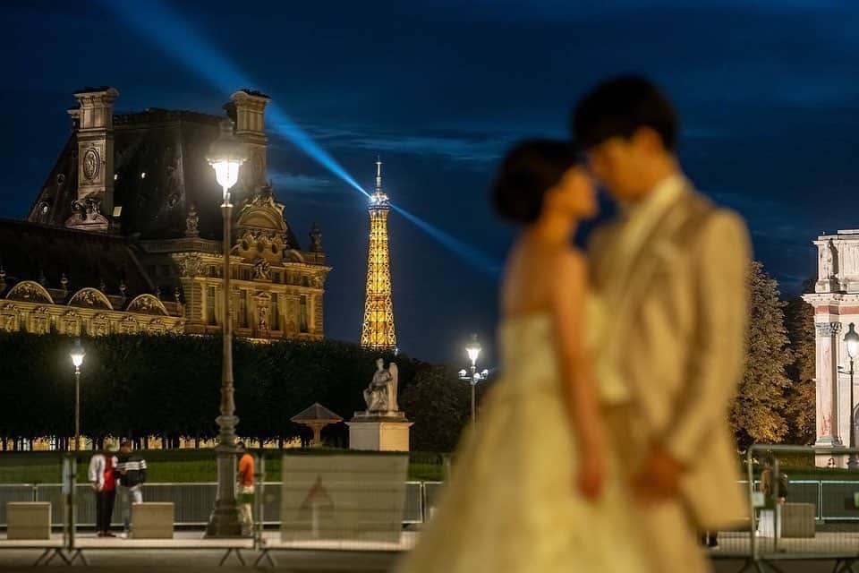ラヴィ•ファクトリーさんのインスタグラム写真 - (ラヴィ•ファクトリーInstagram)「. 【写真で叶える結婚式】 . どんな瞬間も絵になる フランス パリでのロケーションフォト✨ ここでしか残すことが出来ない 一瞬一瞬をお写真に収めて宝物に。  . —————— ラヴィファクトリー: @paris_laviephotography AREA:FRANCE,PARIS —————— @laviefactoryをフォローして #laviefactory #ラヴィファクトリー のハッシュタグをつけて お写真を投稿してみてくださいね✳︎ . こちらの公式IG（@laviefactory） で取り上げさせていただきます✨ . 思わず笑顔になれるハートのある 「家族写真」はラヴィクルール* >>>@laviecouleur_official . #wedding #weddingphotography #photo  #ハートのある写真 #instawedding #結婚写真 #ウェディング #ウェディングフォト #撮影指示書 #ロケーションフォト #前撮り#写真好きな人と繋がりたい #フォトウェディング #卒花 #後撮り #ウェディングニュース #前撮り小物 #前撮りフォト #前撮りアイテム #ウェディング撮影 #撮影構図 #前撮りアイディア #撮影指示書 #花嫁コーディネート #フランス #パリ #ハネムーン #フランス旅行」4月5日 17時29分 - laviefactory