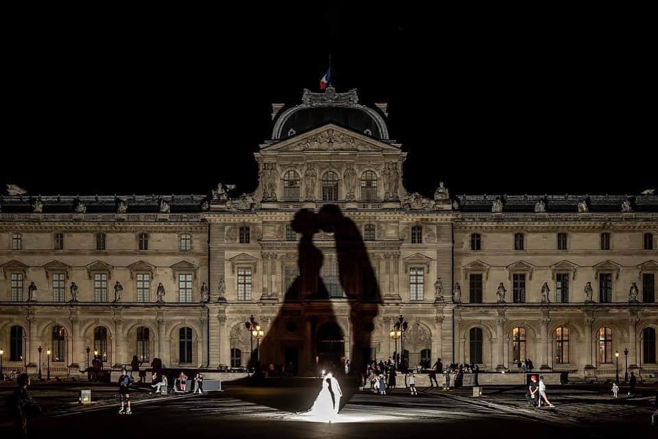 ラヴィ•ファクトリーさんのインスタグラム写真 - (ラヴィ•ファクトリーInstagram)「. 【写真で叶える結婚式】 . どんな瞬間も絵になる フランス パリでのロケーションフォト✨ ここでしか残すことが出来ない 一瞬一瞬をお写真に収めて宝物に。  . —————— ラヴィファクトリー: @paris_laviephotography AREA:FRANCE,PARIS —————— @laviefactoryをフォローして #laviefactory #ラヴィファクトリー のハッシュタグをつけて お写真を投稿してみてくださいね✳︎ . こちらの公式IG（@laviefactory） で取り上げさせていただきます✨ . 思わず笑顔になれるハートのある 「家族写真」はラヴィクルール* >>>@laviecouleur_official . #wedding #weddingphotography #photo  #ハートのある写真 #instawedding #結婚写真 #ウェディング #ウェディングフォト #撮影指示書 #ロケーションフォト #前撮り#写真好きな人と繋がりたい #フォトウェディング #卒花 #後撮り #ウェディングニュース #前撮り小物 #前撮りフォト #前撮りアイテム #ウェディング撮影 #撮影構図 #前撮りアイディア #撮影指示書 #花嫁コーディネート #フランス #パリ #ハネムーン #フランス旅行」4月5日 17時29分 - laviefactory