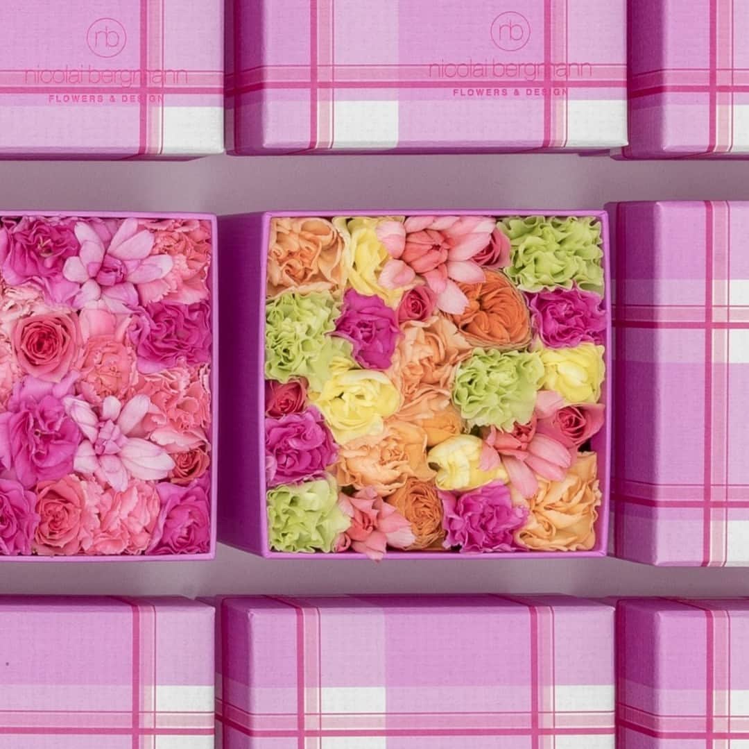のインスタグラム：「Mother's Day is on its way! Let's make it a day she'll always cherish and remember. 🌸⁠ ⁠ The new Mother's Day Collection features an original Nicolai Bergmann checked pattern on the lid and is filled with 4 different beautiful ⁠designs. ⁠ ⁠ Now available in stores and online. ⁠  マザーズデイコレクション2023 新規会員登録 キャンペーン 開催中［4/21-5/5］  → shop.nicolaibergmann.com⁠ .⁠ .⁠ .⁠ #nicolaibergmann #flowerbox #mothersday #mothersday2023 #mothersdaygift #母の日 #母の日プレゼント #母の日のプレゼント #母の日ギフト #母の日フラワーギフト #母の日アレンジ #ニコライバーグマン #フラワーボックス⁠」