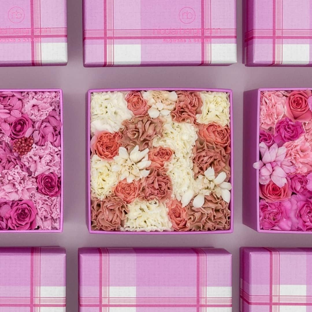のインスタグラム：「This year, let's make Mother's Day extra special 🌸⁠ ⁠ The new Mother's Day Collection features an original Nicolai Bergmann checked pattern on the lid and is filled with 4 different beautiful ⁠designs. ⁠ ⁠ Now available in stores and online. ⁠  マザーズデイコレクション2023 新規会員登録 キャンペーン 開催中［4/21-5/5］  → shop.nicolaibergmann.com⁠ .⁠ .⁠ .⁠ #nicolaibergmann #flowerbox #mothersday #mothersday2023 #mothersdaygift #母の日 #母の日プレゼント #母の日のプレゼント #母の日ギフト #母の日フラワーギフト #母の日アレンジ #ニコライバーグマン #フラワーボックス⁠」