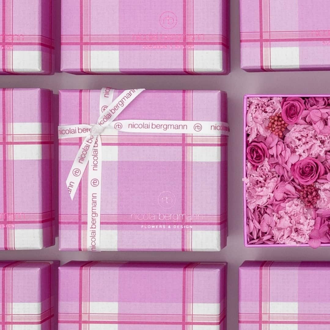 のインスタグラム：「A gentle reminder that Mother's Day is approaching 🌸⁠ 😉⁠ ⁠ The new Mother's Day Collection features an original Nicolai Bergmann checked pattern on the lid and is filled with 4 different beautiful ⁠designs. ⁠ ⁠ Now available in stores and online. ⁠  マザーズデイコレクション2023 新規会員登録 キャンペーン 開催中［4/21-5/5］  → shop.nicolaibergmann.com⁠ .⁠ .⁠ .⁠ #nicolaibergmann #flowerbox #mothersday #mothersday2023 #mothersdaygift #母の日 #母の日プレゼント #母の日のプレゼント #母の日ギフト #母の日フラワーギフト #母の日アレンジ #ニコライバーグマン #フラワーボックス⁠」
