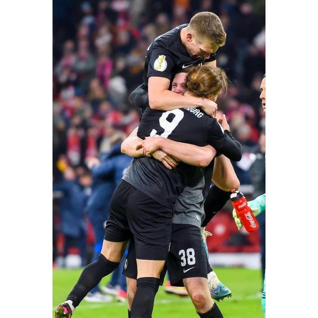 のインスタグラム：「last night 😍🎉 #halbfinale @scfreiburg」