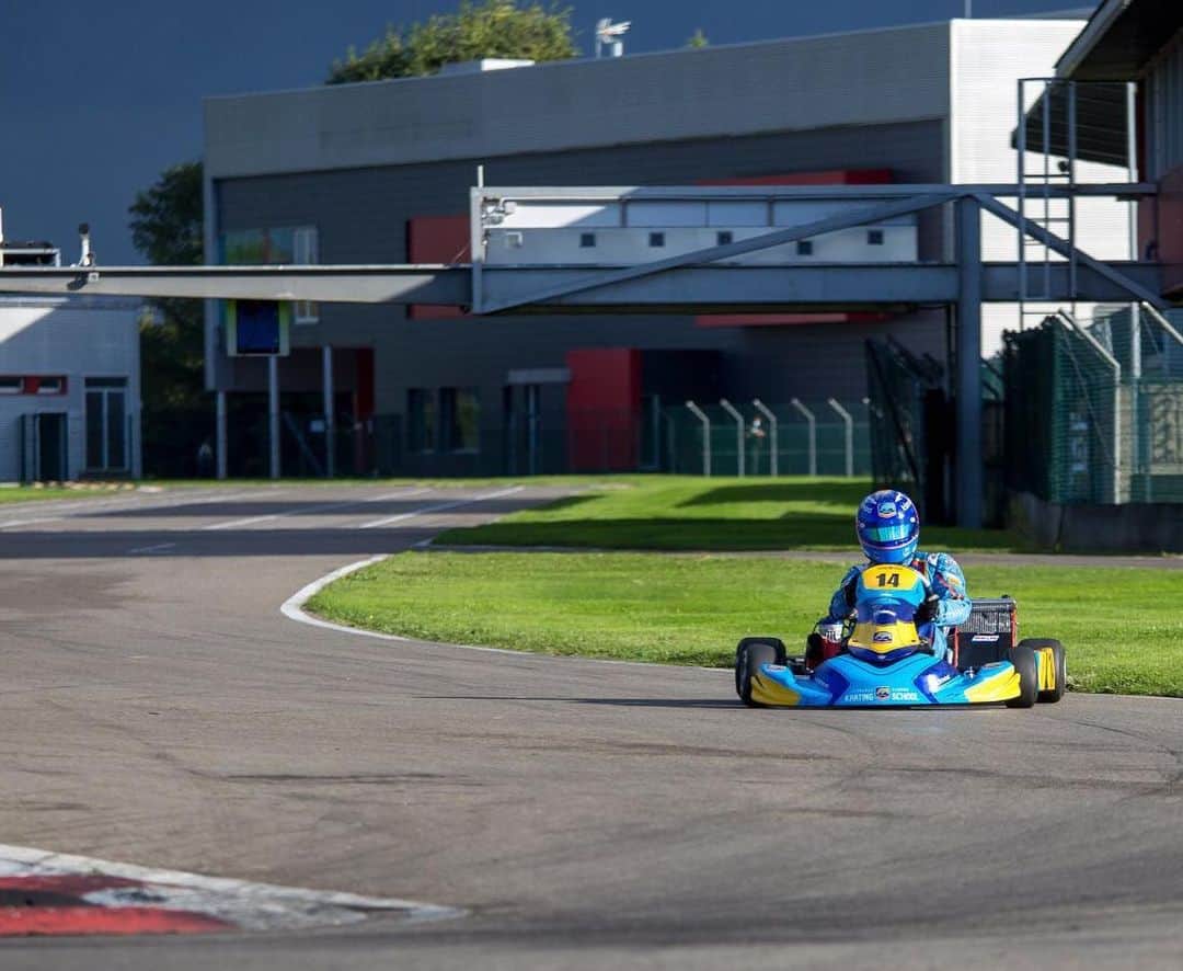 フェルナンド・アロンソのインスタグラム：「Necesario 😇. @fa_alonsokart @circuitomuseofa #karting #f1」
