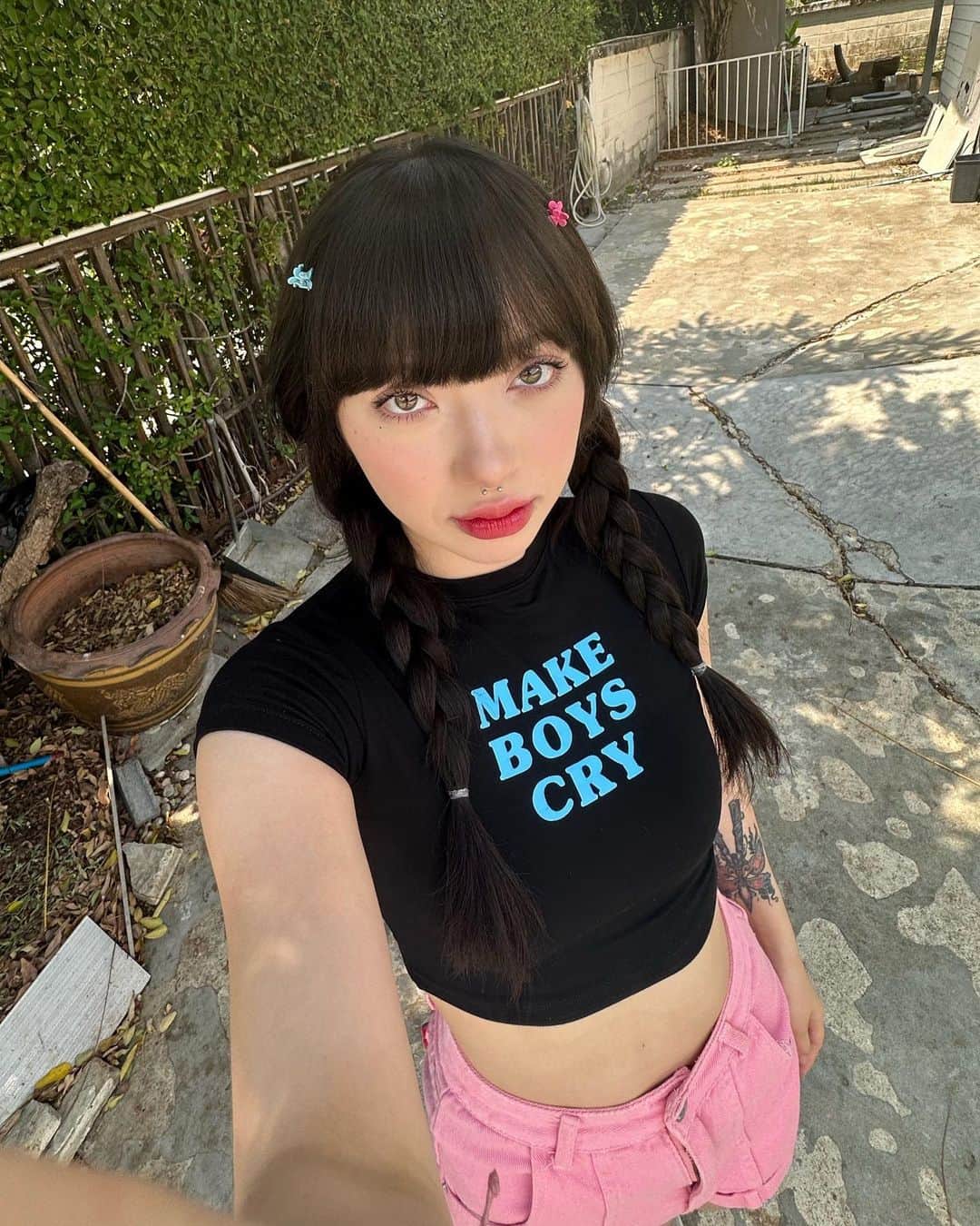 ヤンニーン・ワイゲルのインスタグラム：「อยากเป็นไฟแดง คุณจะได้มาหยุดที่เรา😤😳 ฮิ้วววว」