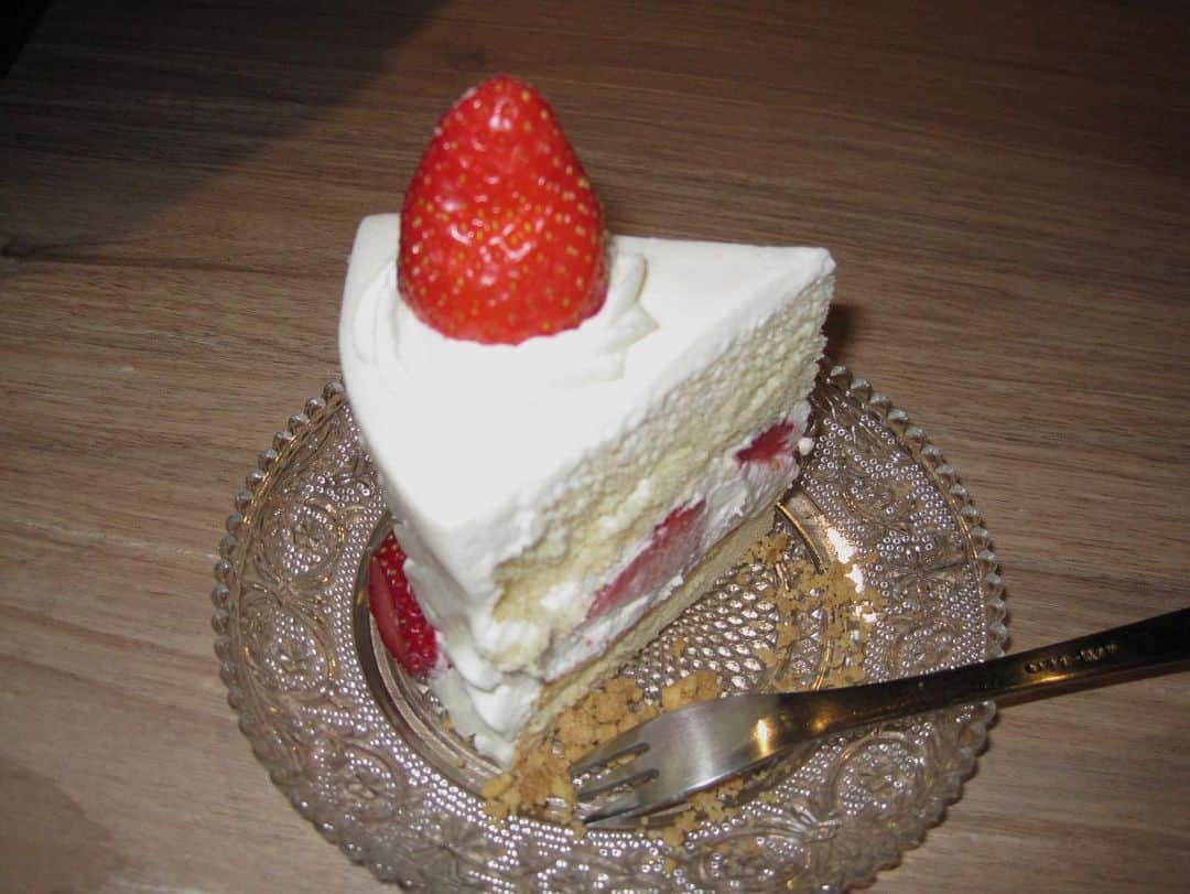 アンバー・アンさんのインスタグラム写真 - (アンバー・アンInstagram)「突然轉陰的午後特別需要草莓蛋糕的陪伴。」4月5日 17時51分 - xinya_an