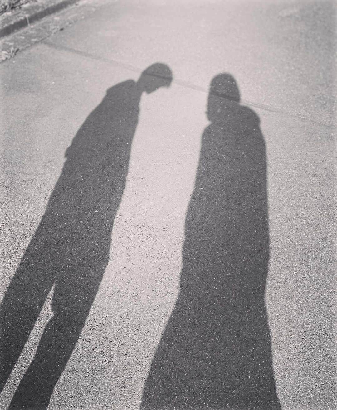 大河内奈々子のインスタグラム：「・ ・  息子とタフィと 散歩しながら なんでもないことを話すのが好き。  季節毎にある長期のお休みは、 息子と一緒に散歩に行ける 幸せな時間でもあります😊  息子が学生でいるのはあと数年。  学生を卒業したら　お酒でも飲みながら なんでもない話ができるようになるといいな😌  #大河内奈々子 #nanakoohkouchi #息子と散歩」