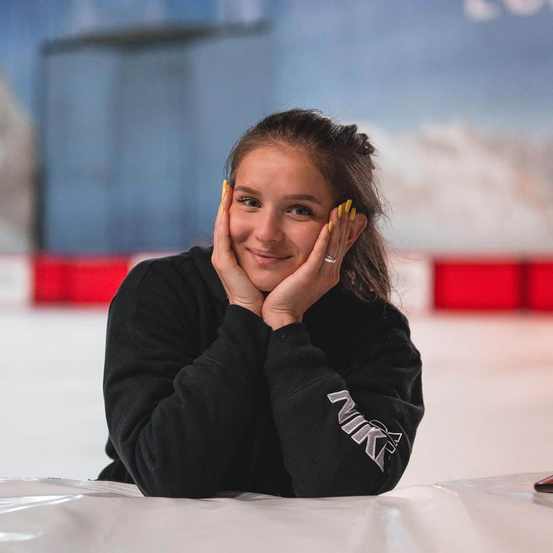 アレクサンドラ・プロクロワのインスタグラム：「2️⃣3️⃣ 🎂🎉 С днем рождения , Сашуля ♥️  дальше будет еще интереснее ⭐️  #happybirthday #happiness #birthdaygirl #life #love」