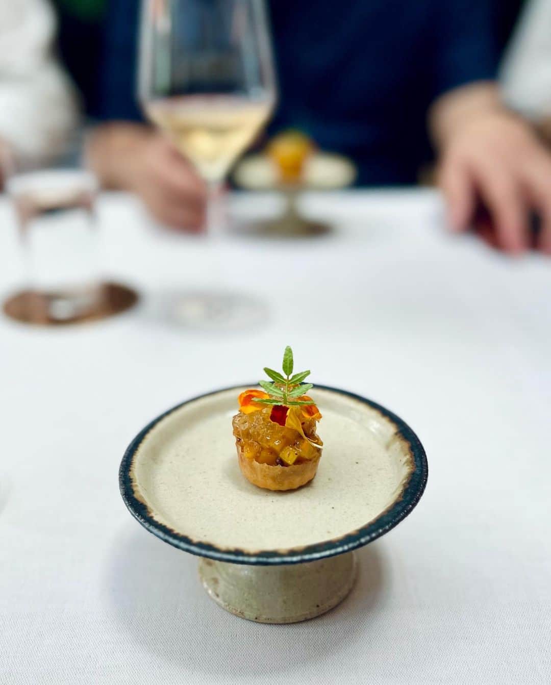 ケス Keisuiのインスタグラム：「Asia’s No. 21 Restaurant and Best Hospitality by Gin Mare of 2023.   @restaurantzen.sgp @tristinfarmer  一度は訪れたかった念願のお店に、素敵なメンバーでお邪魔させていただきました。  日が差し込む個室は、どこからどう切り取っても絵になる🖼  今度はディナータイムに。  Such an honored to share a Grab 🚗 with @tristinfarmer LOL  #Worlds50Best #Asias50Best #50BestDiscovery #50BestTasteHunter」