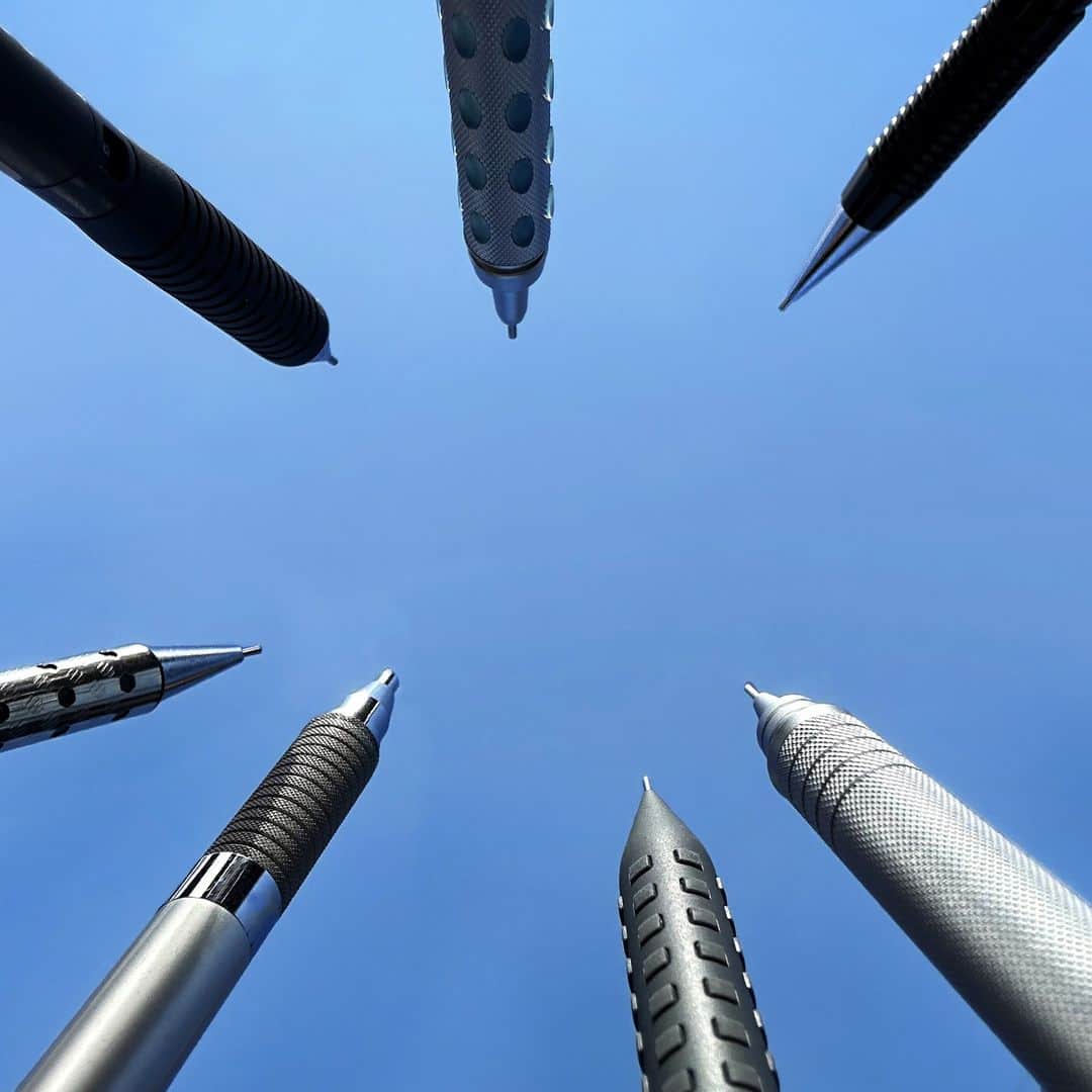 伊東屋のインスタグラム：「見上げるほど　シャープ　な展望  青い空に高く伸びる銀座のビル群…？ ではなく、つやっと光るシャープペンシルたち。  Are those skyscrapers? No, they are mechanical pencils.   #mechanicalpencil #シャープペンシル #シャーペン #シャーペンがすき #シャーペンマニア #文房具 #文具 #文房具好き #文具好き #文具沼 #文房具沼 #伊東屋 #銀座伊東屋 #ginzaitoya #stationery #stationeryaddict #stationerylove」