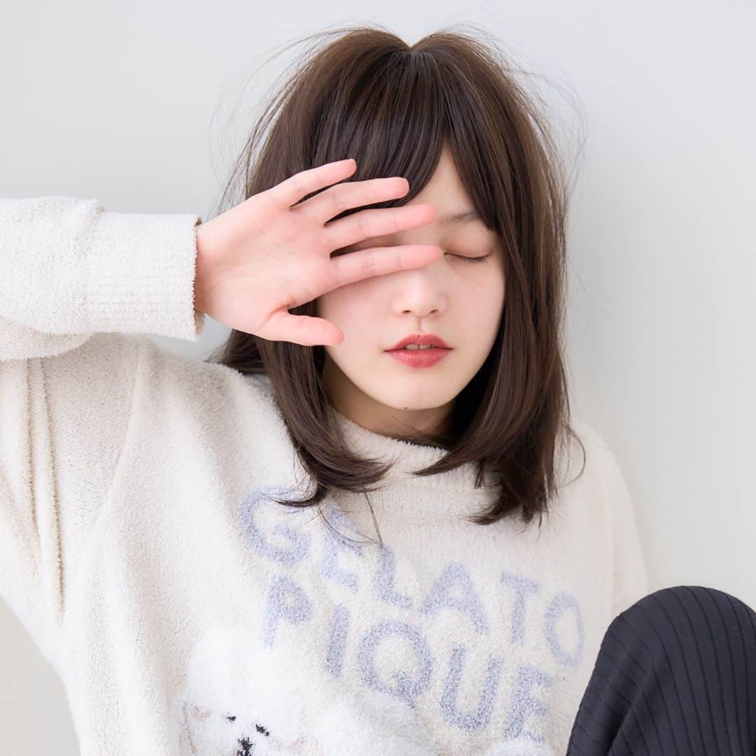 linea-storiaさんのインスタグラム写真 - (linea-storiaInstagram)「* * [ photo renewal ]  伸縮性や素材を追求しているから 24時間着用していてもストレスフリー！  帽子感覚で、そのままサッと着用できる "リラックスウィッグ"の商品ページがリニューアル✨  ゆったりした大きさに作られていて アジャスターで幅広くサイズ調整が可能なので 頭のサイズを気にすることなく着用できます。  おうちでのリラックスタイムや ちょっとした外出にぴったり！  4スタイルのラインナップがあるから お好みのスタイルが見つかります！  item/color▼ 1-2 #リラックスウィッグミディ 着用カラー：リッチダークブラウン(RDBR) ￥7,480-  3-4 #リラックスウィッグボブ 着用カラー：ミルキーモカブラウンプリン(MMB-P) ￥7,480-  5-6 #リラックスウィッグショートボブ 着用カラー：チョコブラウン(CBR) ￥6,980-  7-8 #リラックスウィッグショート 着用カラー：ミルキーモカブラウンプリン(MMB-P) ￥6,980-  model▼ @hn___hr  ------------------------  LINEASTORIA公式サイト▼ https://ilovewig.jp/  ------------------------  _ #ウィッグ #フルウィッグ #エクステ #リネアストリア #lineastoria #wig #ショートヘア #ショートボブ #ボブ #ミディアムヘア #リラックスウィッグ #リラックスタイム #おうち時間 #かつら #ヘアアレンジ #ヘアスタイル #イメチェン #イメチェンカット #脱毛症 #抗がん剤 #乳がん」4月5日 18時00分 - lineastoria