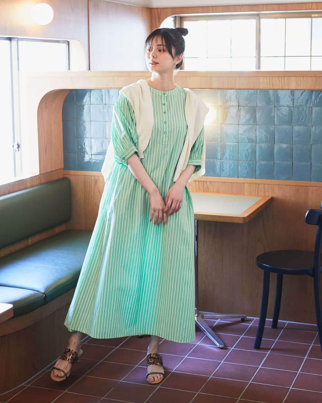 earth music&ecologyさんのインスタグラム写真 - (earth music&ecologyInstagram)「プチプラで使える！ # #接触冷感 カーディガン"  ＼着回し方いろいろ／ シンプルなデザイン＆豊富なカラー展開がポイント  ☑スワイプして着回し方をCHECK  📎接触冷感クルーネックカーディガン ￥1,999税込 ☑接触冷感 ☑マシンウォッシャブル  #earthmusicandecology #アースミュージックアンドエコロジー  #春服 #春コーデ #カジュアル #フェミニンカジュアル #プチプラ #プチプラコーデ #使える #着回し #着回しコーデ #着回し #接触冷感 #マシンウォッシャブル #プチプラ #プチプラカーディガン #カーディガン」4月5日 18時00分 - earth__1999