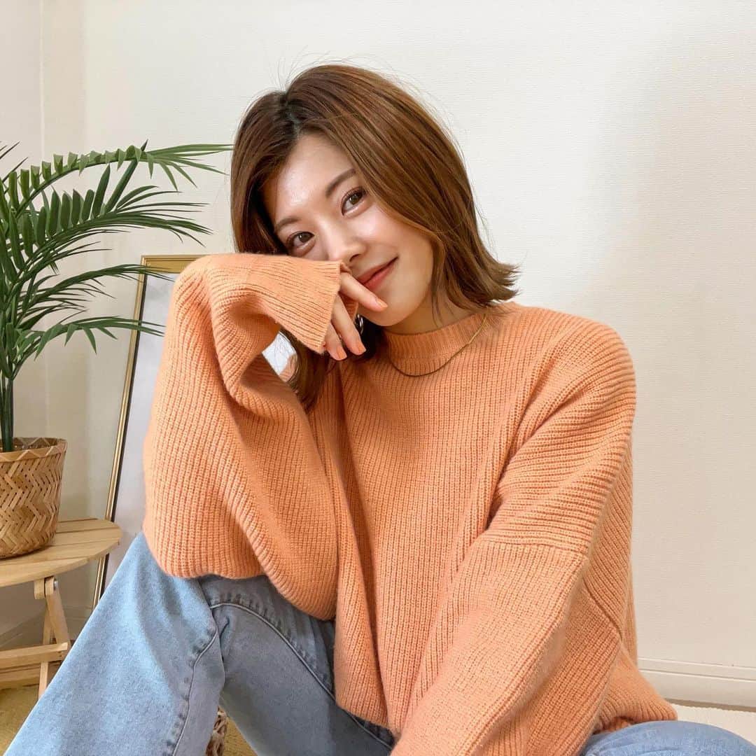 池田真子のインスタグラム：「洋服もリップも、ちょうど良いオレンジ🍊 ． ． ． ． #sheinコーデ #セザンヌ #リップカラーシールド #オレンジべージュ #リップ  #春カラー #オレンジリップ #ベージュリップ #プチプラコスメ #購入品紹介 #cezanne #makoscosmetics #cosmetic」