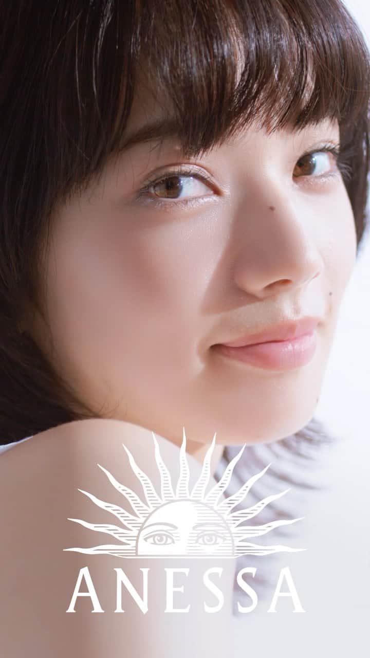 アネッサのインスタグラム：「【小松菜奈さんの美肌の切り札とは？】  小松菜奈さんは、子供のころから 日焼け止めをかかさなかったそうです☀️  シミやくすみは、日焼けによる肌へのダメージが原因の一つ。 日常的なUVケアが欠かせません。  高いUVブロック効果のあるアネッサを使って、 しっかりと肌を守りましょう。 小松菜奈さんも愛用のアネッサで、将来の美肌への投資✨  アネッサを使って、美しく健やかな肌を手に入れましょう🕊  #anessa #アネッサ #日焼け止め #美肌ケア #スキンケア #UVカット #小松菜奈 さん」