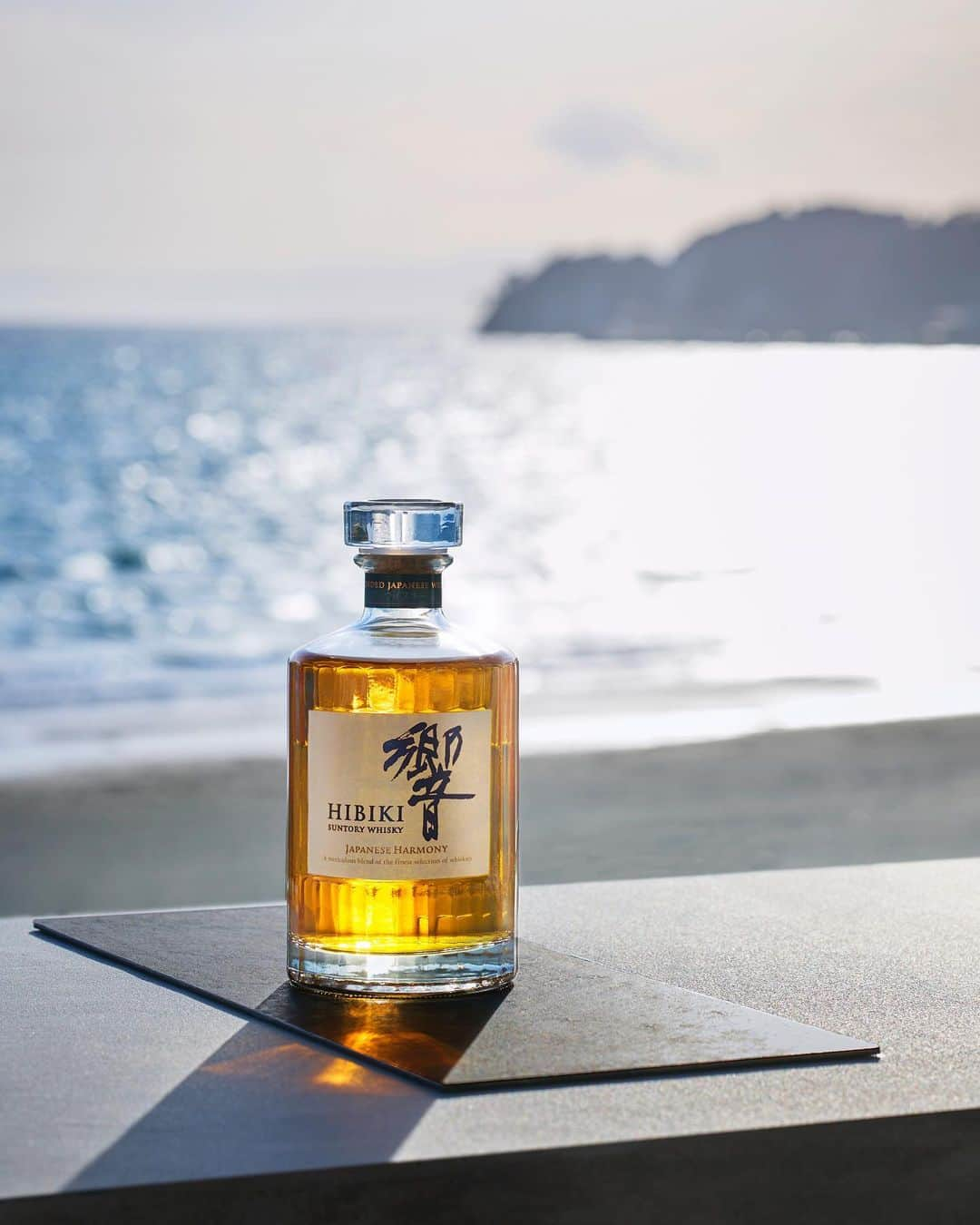 響 | SUNTORY WHISKY HIBIKIさんのインスタグラム写真 - (響 | SUNTORY WHISKY HIBIKIInstagram)「. HIBIKI TIME ～二十四節気・清明～  水平線に霞がたなびく春の午後。 The haze flows above the horizon on a spring afternoon.  #hibiki #響 #hibiki_time #二十四節気 #24seasons #清明 #seimei #withnature #春霞 #springhaze」4月5日 18時00分 - suntorywhisky_hibiki