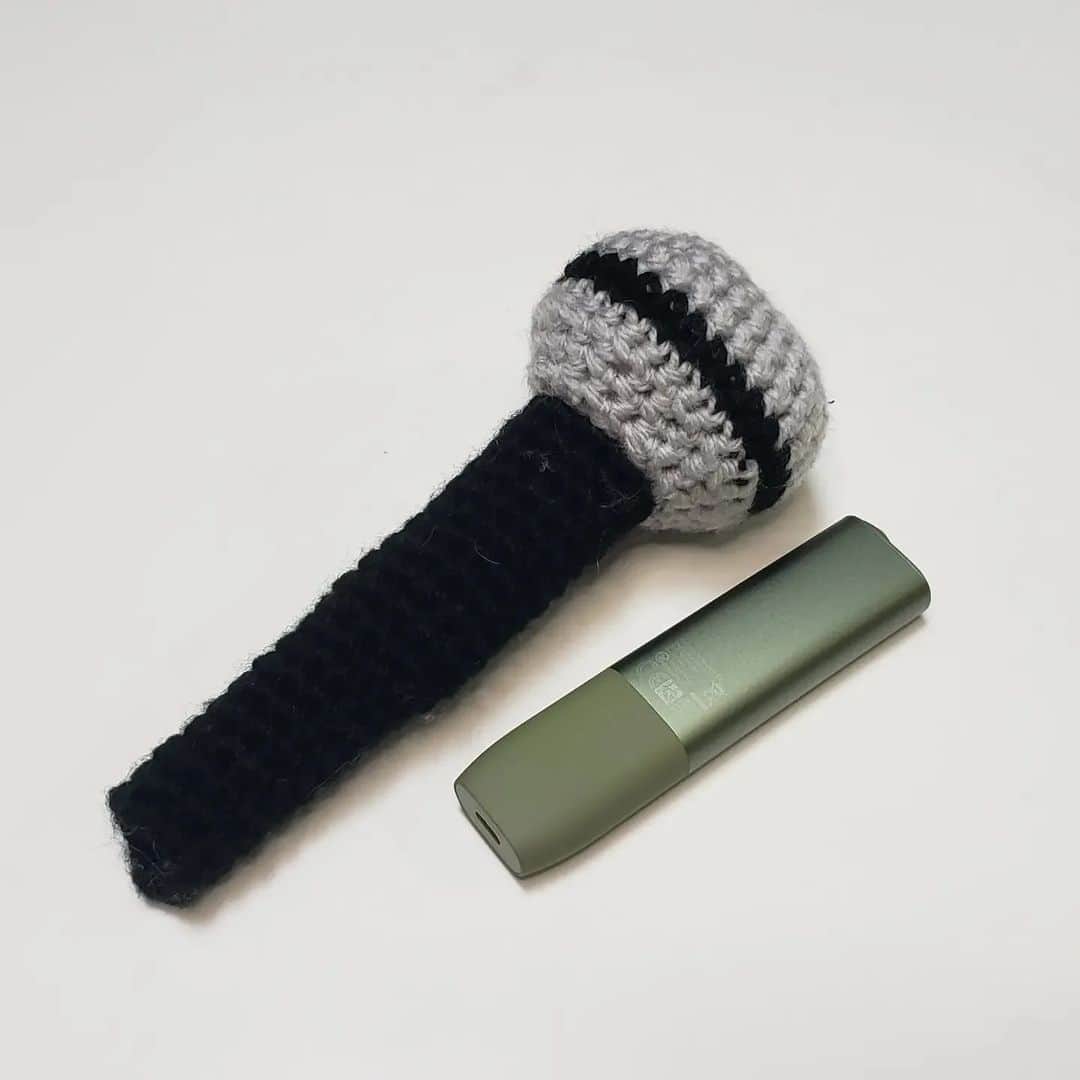 アイパー滝沢さんのインスタグラム写真 - (アイパー滝沢Instagram)「新作編み物No.106 「インタビューしながらバレずにアイコス吸えるアイコスケース」 ヘビースモーカーのアナウンサー、ミュージシャン、司会業の皆さんいかが？ホゥ。 ちなみにアイパーさんはタバコもアイコスも吸わないけどね。ホゥ。 #knitting #Crochet #handmade #ハマナカ毛糸 #ボニー #編み物 #かぎ針編み #アイコスケース #編み物芸人 #よしもと芸人 #吉本興業 #アイコスケースシリーズ #マイマイク #司会者 #MC #あみぐるみ #アナウンサー」4月5日 17時54分 - t.aipa