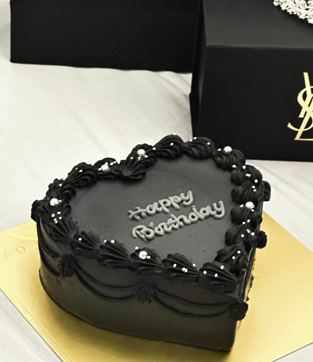moeさんのインスタグラム写真 - (moeInstagram)「. Happy Birthday Marika❤︎ 黒のケーキ可愛すぎたっ🐈‍⬛ . #cakewith_pr #オーダーメイドケーキ #誕生日ケーキ #ハートケーキ」4月5日 17時55分 - immoeg