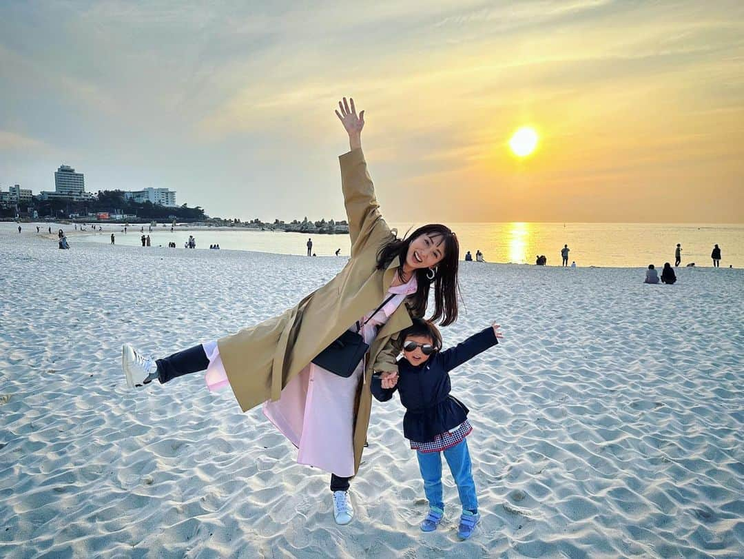 中西麻里衣のインスタグラム：「最後は白良浜〜🏝  子供達の泳ぎたーいを制するのが大変だった😂 次回は泳げる季節に来よう！  そんなこんなで今日で春休み終わり🌸 新学年になる息子と幼稚園生になる娘🙌🏻 送り迎えが始まるぞー🔥」