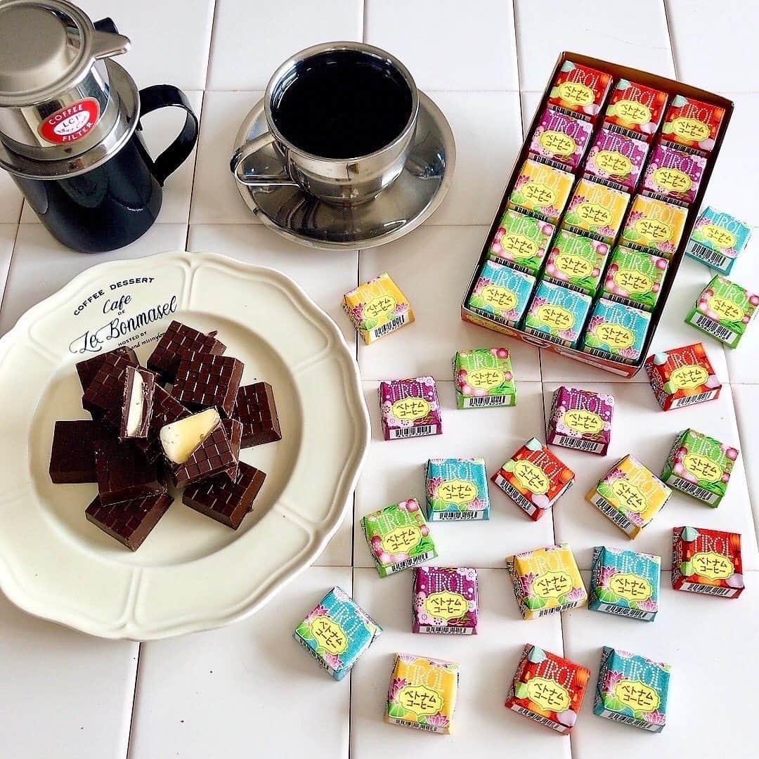 チロルチョコのインスタグラム：「☕️  ／ #新商品 情報⋆͛📢⋆ チロルチョコベトナム工場竣工記念🏭 60組120名様をベトナム旅行へご招待🗺 ＼  チロルチョコの〈ベトナムコーヒー〉のご紹介です🇻🇳✨  チロルチョコのベトナム工場竣工を受け、伝統的な淹れ方で飲む "ベトナムコーヒー"を再現した新商品が登場😋  さらにっ創業120周年を記念したキャンペーンも実施します🏳️  60組120名様をベトナム旅行にご招待✈️𓂃𓈒𓏸︎︎︎︎ キャンペーンの詳細はスライド2枚目のQRコードをチェック☑️   ┈┈┈┈┈┈┈┈┈┈ "ベトナムコーヒー" 気になるフレーバーは？︎︎︎︎☑︎ ┈┈┈┈┈┈┈┈┈┈ ▫️ ベトナム産コーヒーを3.8%使用し、苦味の効いたベトナムコーヒーチョコに、濃厚な練乳風味ソースとミ ルククリームを合わせました😋  ベトナムコーヒーとは... ？🧐 苦みの強いコーヒーにコンデンスミルクを加えて飲む伝統的なドリンクです︎︎︎︎𖠚໊   デザインは、ベトナム雑貨やアオザイを彷彿とさせる花柄やランタン柄をあしらった 5色展開のカラフルな個包装になっています🕺  ┈┈┈┈┈┈┈┈┈┈    ぜひお試しください🗾✨  ■発売日 2023年4月3日 全国で発売🛒  ※お取り扱いのない店舗もあります。 また、商品がなくなり次第、販売終了とさせて頂きます。  🗣💬 商品に関するご質問については、チロルチョコ公式HPお客様お問い合わせまでご連絡くださいませ🙇  ━━━━━━━━━━━━━━━  #tirol #tirolchoco #チロルチョコ #チロル #チョコレート #おやつタイム #chocolate  #おうちカフェ #おやつの時間  #chocolatelover  #shopチロルチョコ  ━━━━━━━━━━━━━━━」
