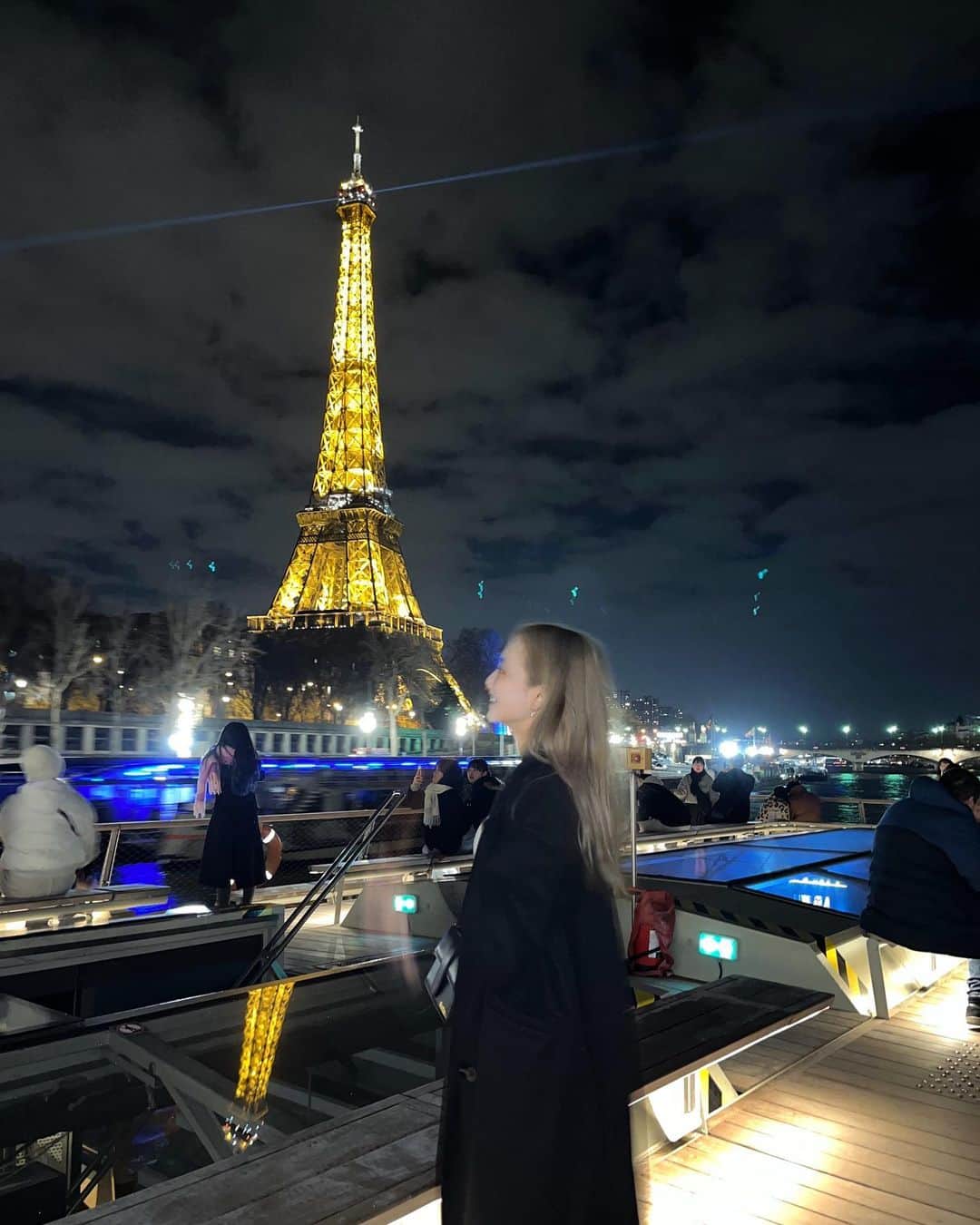 青山舞莉のインスタグラム：「📍paris  連続行っても飽きない夢見たいな場所🇫🇷 ごはんもおいしくて大人数で乗ればタクシーはセレブ仕様✨  #paris #france #travel #フランス旅行 #パリ #パリ旅行」