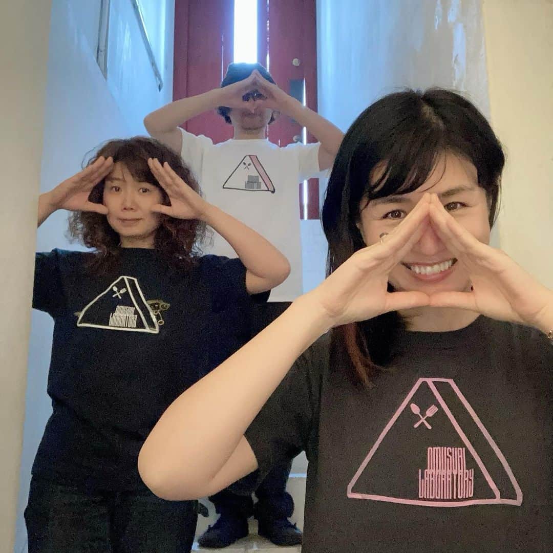のインスタグラム：「おむラボグッズ完成っ😊三人で手作り手刷りのTシャツ！表はお結びロゴ、後ろには主役を奪われたジェラスなクロワさんがおります。各種各サイズ用意しております✨わたしも色々なTシャツを持っておりますが、けっちゃんがこだわって選んだくれた、そもそものTシャツの生地が上質。自分達がちゃんと着たいやつにしよう！と心を込めて選んでおります。程よく厚みがあり、首周りのリブもよし。クオリティ太鼓判です👍  ・クロワさんトート/Tシャツ/おむラボ曲2曲入りCDRの3点セット5000円  ・Tシャツ単品3500円  売上はおむラボの記念すべきファーストアルバムの制作費にあてさせて頂きます🫶どうぞよろしくお願いします✨ではでは、土曜日にお待ちしておりますよ〜♡  ♪2023年4月8日(土) お結びラボラリィ🍙 「春結びの巻」　場所／祐天寺Fj’s 瓜生明希葉 (vo,pf)高橋結子 (percs,vo)円山天使 (gt,vo)ゲスト：斎藤ネコ (vln) 開場12:00 開演12:30予約3,500円 当日4,000円(別途ドリンク) チケットはこちら↓ http://fjslive.com/2023/04/08/」