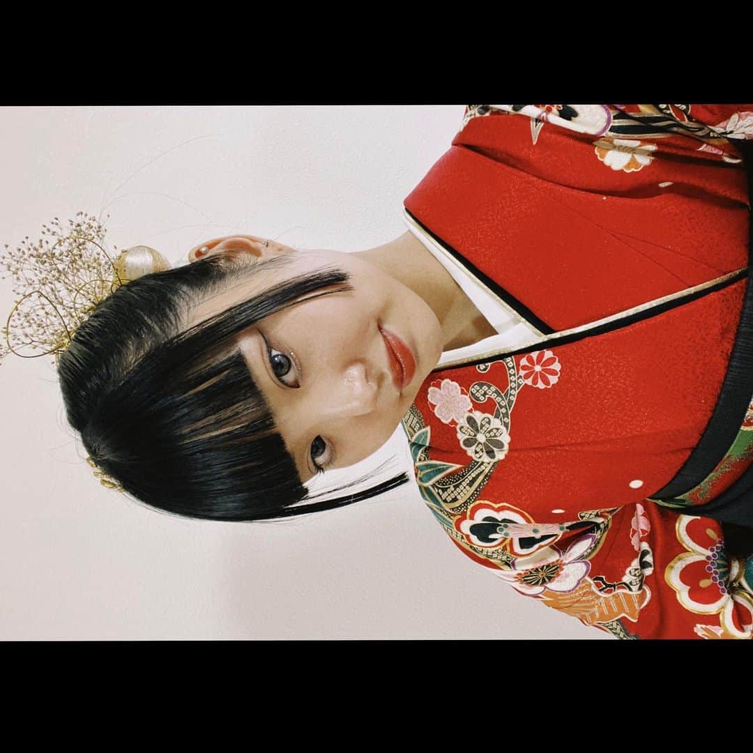 のインスタグラム：「. 3月18日に大学卒業しました🌸 勉強とか実習つらくて友達の前でよく泣いたなあ😂 この4年間乗り超えられたのは友達、家族のおかげです。 大学の友達は看護師として頑張ってるから、私も負けじとYouTubeのお仕事頑張る🔥 皆さんこれからもよろしくお願いします！！」