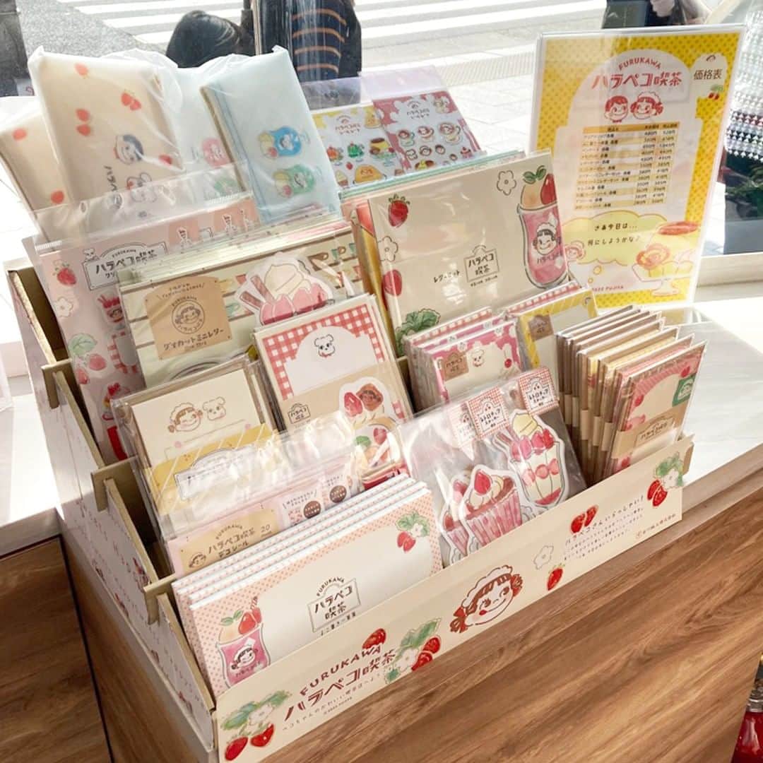 古川紙工株式会社さんのインスタグラム写真 - (古川紙工株式会社Instagram)「不二家数寄屋橋店さまのおとなり 『 Peko chan House』#ペコちゃんのおうち で 古川紙工『 ハラペコ 喫茶』商品をお取り扱い頂いております❗️   おなじみのペコちゃんがかわいい喫茶モチーフのアイテムになっています ✨  いまの季節にピッタリのいちごづくしのかわいらしいアイテムがいっぱい🍓  ケーキと一緒にお手紙をひとこと添えてみてはいかがでしょうか ❓   ほかにも、手帳のデコレーションアイテムやペンケースなどの かわいい雑貨アイテムも✨  どれも心踊るアイテムばかり💕ぜひお立ち寄りくださいませ🌸  ペコちゃん好き必見 ✨ 『 Peko chan House 』にあつまれー♪  在庫状況は 『 Peko chan House 』 にご確認ください 。  #ハラペコ喫茶 #古川紙工 #不二家数寄屋橋店 #文具 #文房具 #文具好き #文具好きな人と繋がりたい #letters #gift #paper #minowashi #washi #不二家さん #fujiya #PekochanHouse #ペコちゃん」4月5日 18時08分 - furukawashiko