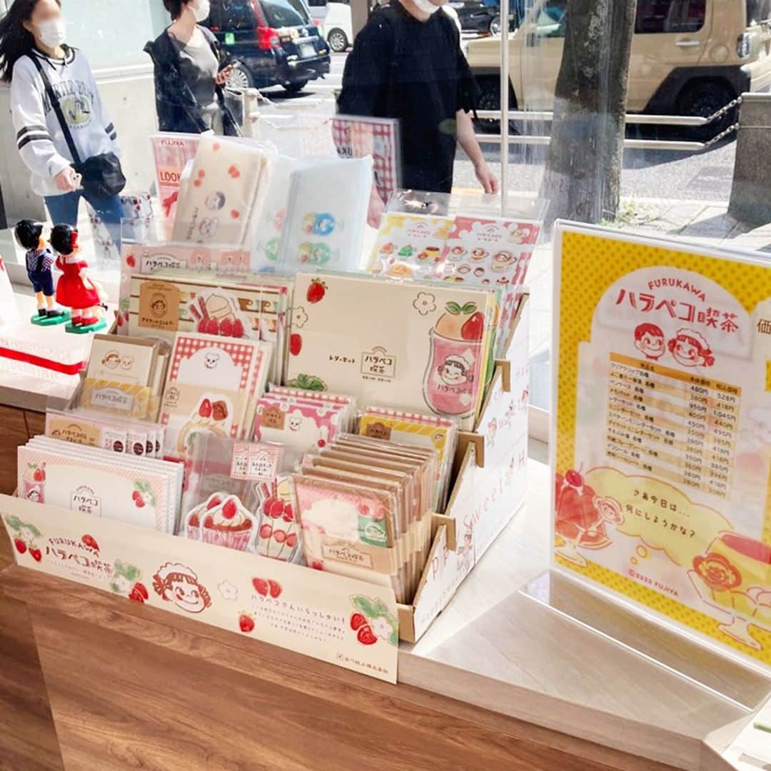 古川紙工株式会社さんのインスタグラム写真 - (古川紙工株式会社Instagram)「不二家数寄屋橋店さまのおとなり 『 Peko chan House』#ペコちゃんのおうち で 古川紙工『 ハラペコ 喫茶』商品をお取り扱い頂いております❗️   おなじみのペコちゃんがかわいい喫茶モチーフのアイテムになっています ✨  いまの季節にピッタリのいちごづくしのかわいらしいアイテムがいっぱい🍓  ケーキと一緒にお手紙をひとこと添えてみてはいかがでしょうか ❓   ほかにも、手帳のデコレーションアイテムやペンケースなどの かわいい雑貨アイテムも✨  どれも心踊るアイテムばかり💕ぜひお立ち寄りくださいませ🌸  ペコちゃん好き必見 ✨ 『 Peko chan House 』にあつまれー♪  在庫状況は 『 Peko chan House 』 にご確認ください 。  #ハラペコ喫茶 #古川紙工 #不二家数寄屋橋店 #文具 #文房具 #文具好き #文具好きな人と繋がりたい #letters #gift #paper #minowashi #washi #不二家さん #fujiya #PekochanHouse #ペコちゃん」4月5日 18時08分 - furukawashiko
