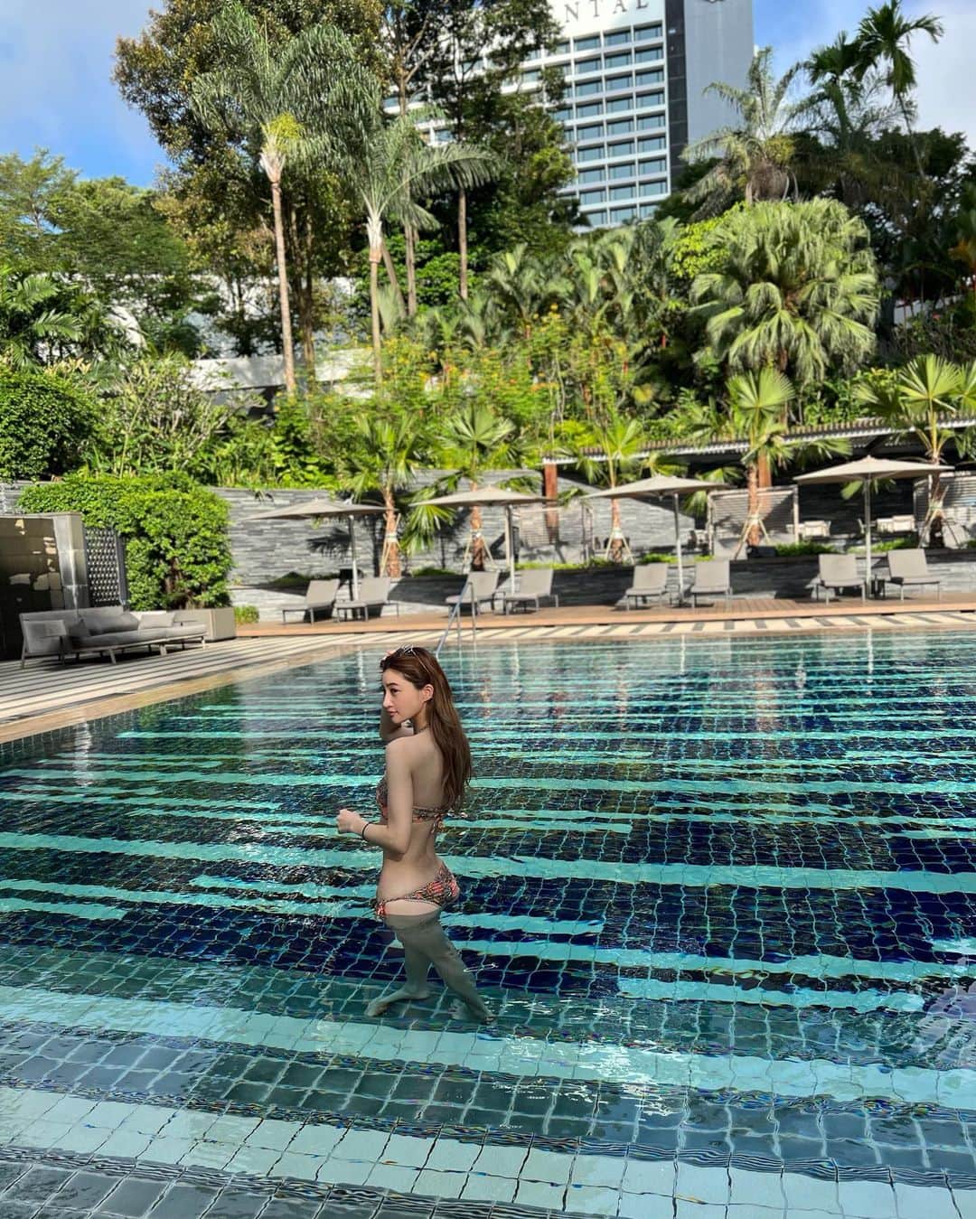 平山美春さんのインスタグラム写真 - (平山美春Instagram)「📍𝐓𝐡𝐞 𝐑𝐢𝐭𝐳 𝐂𝐚𝐫𝐥𝐭𝐨𝐧 𝐒𝐢𝐧𝐠𝐚𝐩𝐨𝐫𝐞 @ritzcarltonmilleniasingapore  Pool time!!!!👙✨  #シンガポール  #singapore」4月5日 18時09分 - miharuhirayama