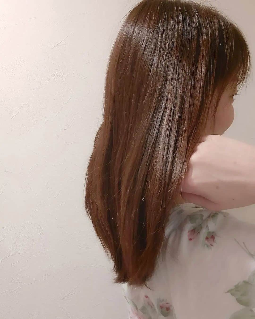 佐藤純さんのインスタグラム写真 - (佐藤純Instagram)「髪の艶ってとても大切ですよね  赤TSUBAKI と 金TSUBAKI は自宅でサロンのような艶髪に仕上げてくれるので、私のお気に入り  @tsubaki_jp  赤TSUBAKI はパサつきや広がってまとまらない髪悩みの方にオススメ‼️  広がりをおさえ、毛先までしっとりとうるおいのあるリッチな艶髪に仕上げてくれます。  金TSUBAKI はハリ・コシのなさが気になる・・・　ペタンとしてしまうなどのお悩みがある方にオススメ‼️  髪にハリやうるおいが出て、根元からふんわりとしたリッチな艶髪に仕上げてくれます。  どちらのシャンプーもふわふわのきめ細かい泡で頭皮をやさしく包み込んでくれて、フローラルフルーティーの香りもお気に入り  娘もこの香りが大好き  髪を洗い流している段階から指通りがするんっとしていてお風呂上がりにブローするだけでまとまりのある艶髪になるので、翌日のスタイリングがとっても楽‼️  普段、私はパサつきが気になるので赤TSUBAKI を使っています  撮影の日は巻髪にすることが多いのでふんわりセットがしやすいように金TSUBAKI を使っています  それぞれの髪質やシーンに合わせて、シャンプーを選ぶことってとても大切ですよね。  皆さんも是非、赤TSUBAKI と 金TSUBAKI を使ってみてね  #TSUBAKI #赤TSUBAKI #金TSUBAKI #艶髪 #ヘアケア #椿オイル #シャンプー #トリートメント #ママ #ママモデル #モデル #mama #mamamodel #model」4月5日 18時01分 - junsatoidea