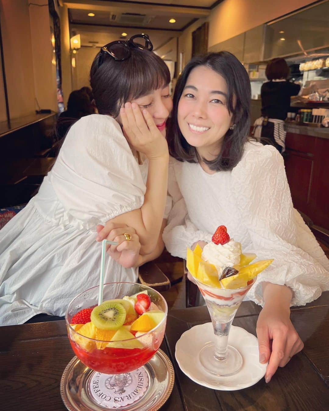 小川ひとみさんのインスタグラム写真 - (小川ひとみInstagram)「今日は久しぶりに友人とmorning🍓 届いたばかりのおNewのブラウスを着て✨ 朝の活動のたったの１時間半で その後お昼寝ぐっすり出来ました🤭 みんなに産後のために寝溜めするんだよ！ と言われているので 時間を見つけてはとにかくお昼寝お昼寝💤 #love #maternitylife #臨月」4月5日 18時02分 - hitomy220