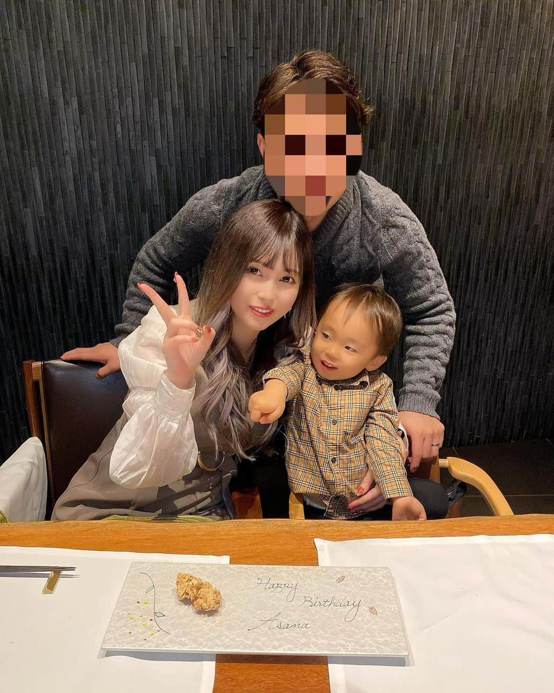 あさにゃん（川北愛紗奈）のインスタグラム：「Birthday Dinner 🍽💕 ⁡ 料理は妊婦さん用🤰にしてくれて どれも美味しすぎて幸せだった😭♡ ⁡ 息子は高級そうなハンバーグ頂いてた(笑) ⁡ また来年の誕生日も楽しみっ🫰🏻🩷🩷 ⁡ #birthdaydinner #mybirthday #誕生日ディナー #誕生日サプライズ #鉄板焼き #鉄板焼きディナー #渋谷ディナー #セルリアンタワー東急ホテル #家族写真 #家族の時間」