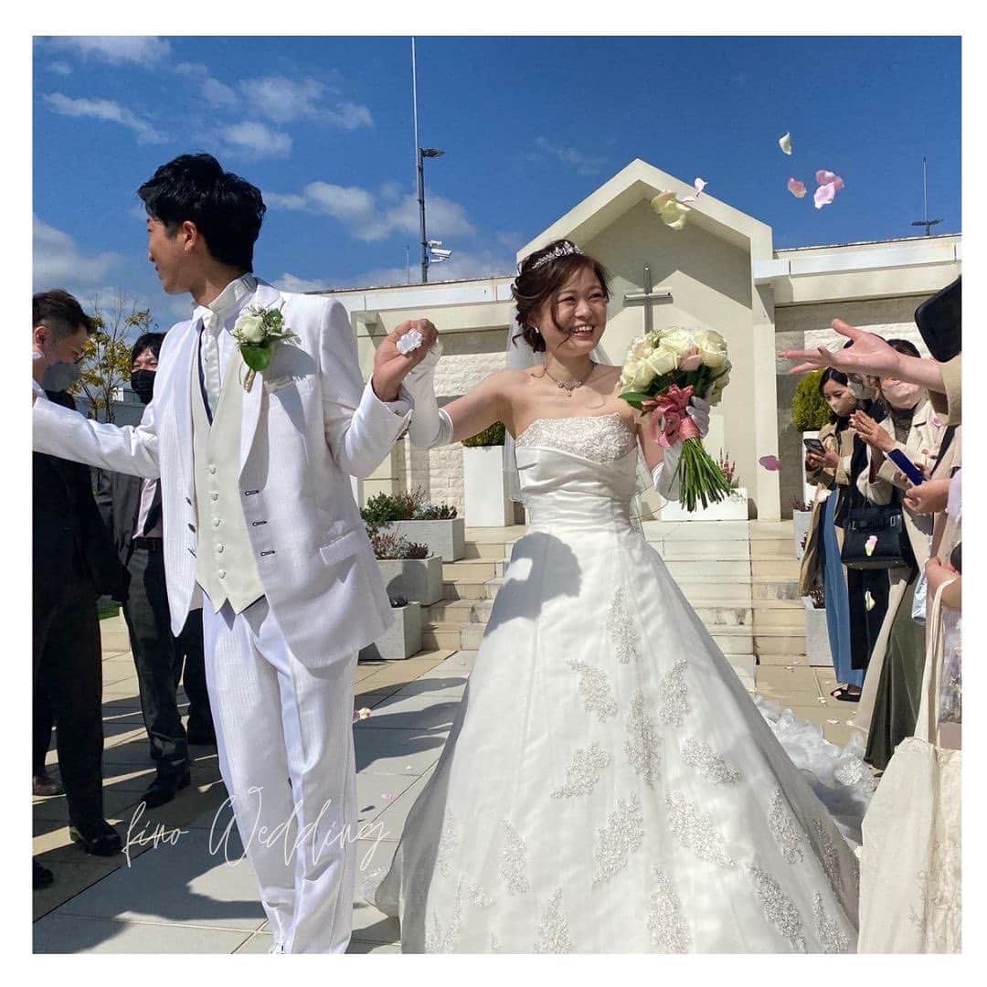 fino_wedding【フィーノ公式】さんのインスタグラム写真 - (fino_wedding【フィーノ公式】Instagram)「【卒花嫁レポート】  本当にこのドレスにして良かった💗  @grandair_official   ドレス選びはとっても楽しかったです。  選んだウエディングドレスは桂由美のAラインのドレス とにかくシルエットがとっても綺麗で、レースもキラキラ✨ フリフリのロングトレーンが凄く長くてチャペルでも映えました。  彼のタキシードとのホワイトコーデもお気に入り🥰  このドレスに出会えて本当に良かったです  【スタッフより】  おめでとうございます㊗️ いつも本当にニコニコしていて、明るい新婦様に癒されました。 当日も緊張もあったとは思いますが、お決まりの笑顔が最高に可愛い❤️ 素敵に着こなして頂いて光栄です❣️  @yumikatsurajapan   #卒花嫁レポ  #卒花しました  #ウエディング #ウエディングドレス  #トレーン長め  #チャペル映え  #aラインドレス  #桂由美  #桂由美ドレス  #綺麗めコーデ  #ホワイトコーデ  #結婚式コーデ  #結婚式  #チャペル挙式  #最高の笑顔  #楽しい時間  #いつも笑顔で  #明るい未来  #ニコニコ  #2023春婚  #卒花嫁  #静岡卒花嫁  #これから結婚する人へ  #ドレス選びのポイント  #ドレス選び  #楽しかったドレス選び  #プリンセス  #キラキラ女子」4月5日 18時06分 - fino_wedding