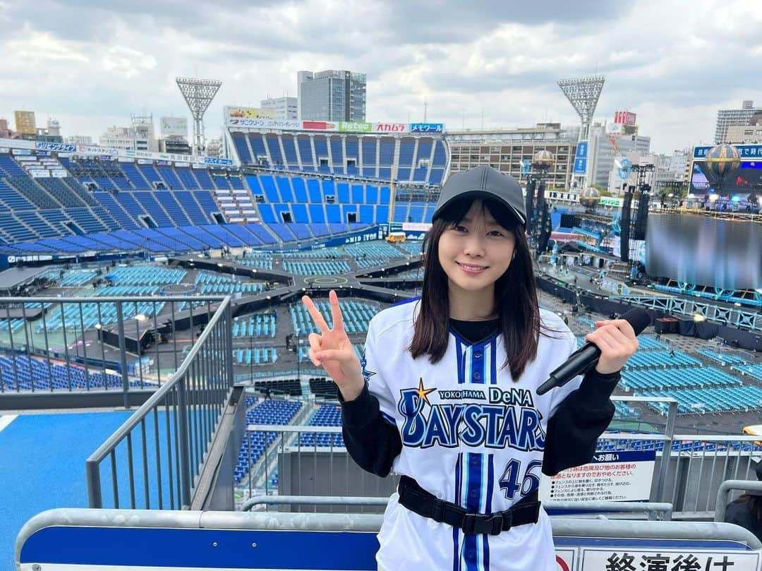 丹生明里のインスタグラム：「横浜DeNAベイスターズさんのユニフォームをいただきました👕  背中にはNIBUCHANの文字が…！  とっても嬉しいです🥰 ありがとうございます！  #横浜DeNAベイスターズ #横浜スタジアム #丹生ちゃん #nibugram」