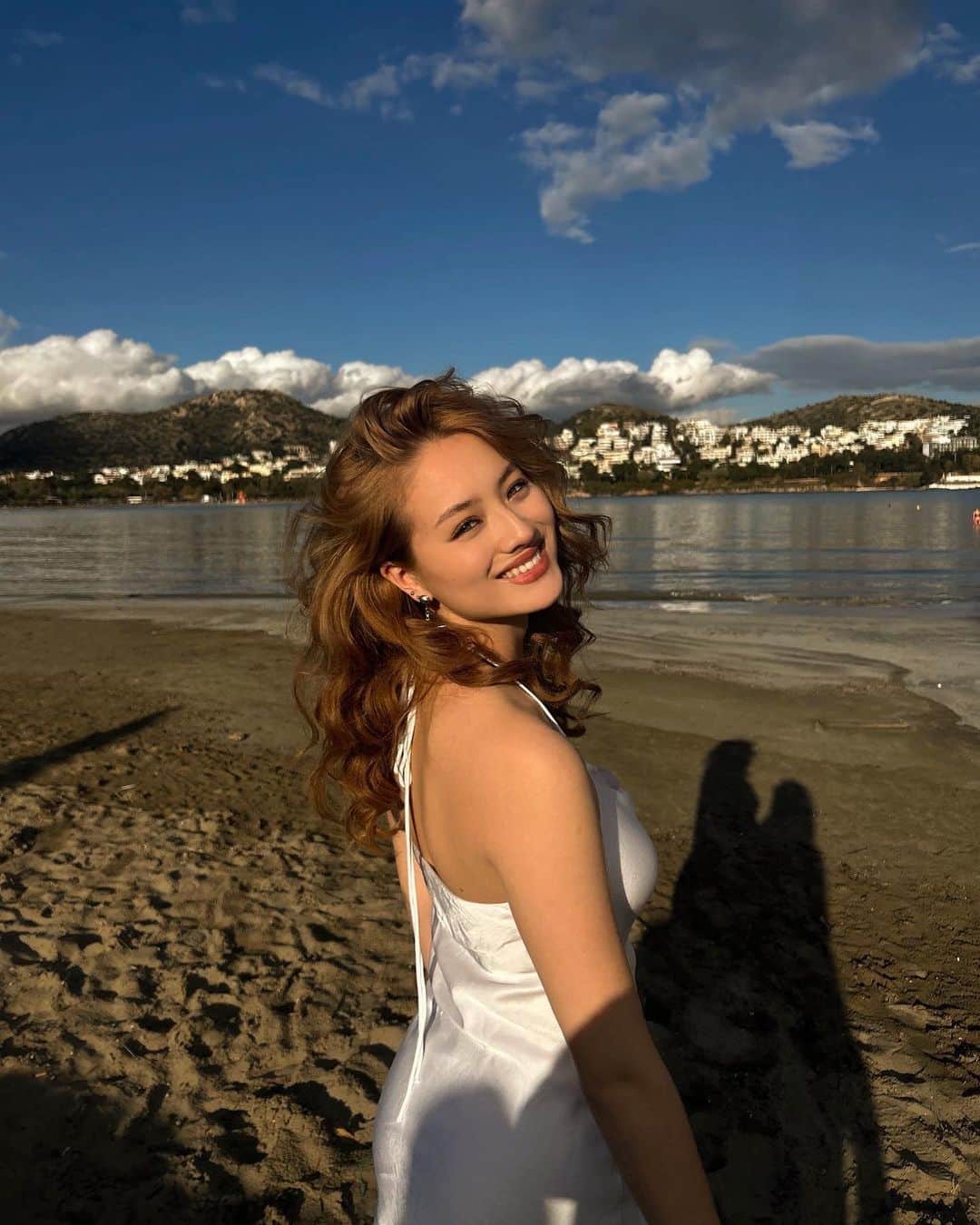 サクラ・キルシュのインスタグラム：「At the beach <3  It was so pretty and ofc CATS!   昨日のビーチでのディナー🤍 とっても素敵だった！！ . #beach #dinner #greece #greecetravel #summer #summertime #ootd #ootdfashion #beachday #sunny #sunnyday #athen #athens #athensgreece」