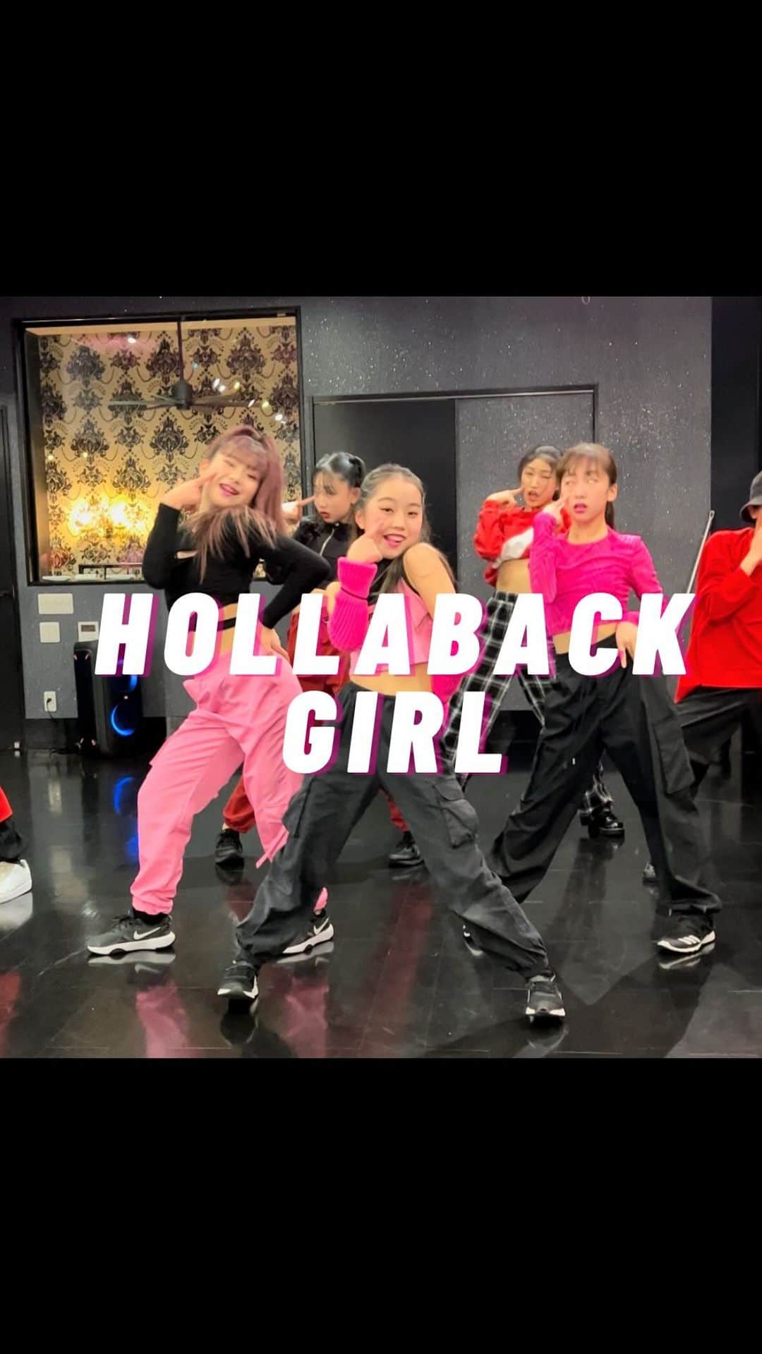 Ruuのインスタグラム：「#HOLLABACKGIRL 🍒❤️💙  最近えもえも曲発掘して楽しんで作りまくってます😂🫶🏻🌈 とにかく私に向かてアピるという謎の練習をやりまくり、低学年はすんごいことにw何度笑い倒れたか😹😹😹 高学年はなぜかLOCKが入るところがやはりViVidですな😂🫶🏻💕笑  アピってなんぼということで🫶🏻💘 メンタル強化~~~~❤️‍🔥」