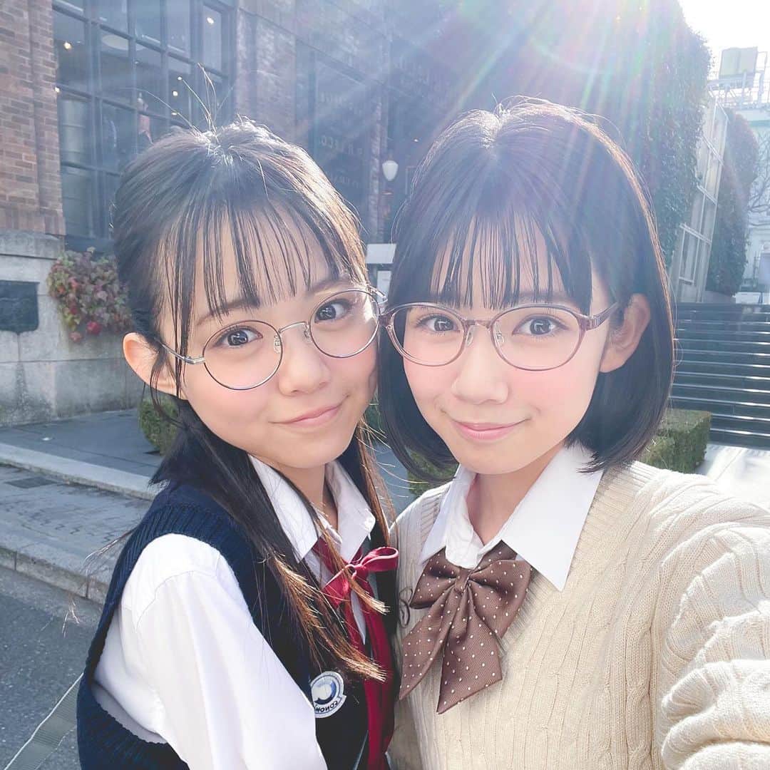 のインスタグラム：「🧁🐰  ニコラ5月号「ニコラコラボメガネ発売！」のオフショ🫶🏻  メガネデビューにもオススメな可愛いコラボメガネが発売です🙌🏻💞  写真はメインカットのふたばちゃんと🌱  ふたばちゃんが別バージョンの写真を投稿してくれてます🩵 @futaba_komatsuzaki  ニコラTVではカイラちゃんとユズちゃんがメガネ紹介してるので、そちらもcheckしてね！  今日もInstagram遊びに来てくれてありがとう🎀   #伊藤沙音 #シャノン  #ニコラ #nicola #ニコモ #ニコラ5月号発売中  #エヴァーグリーンエンタテインメント  #ニコラコラボメガネ#小松崎ふたば ちゃん♡」