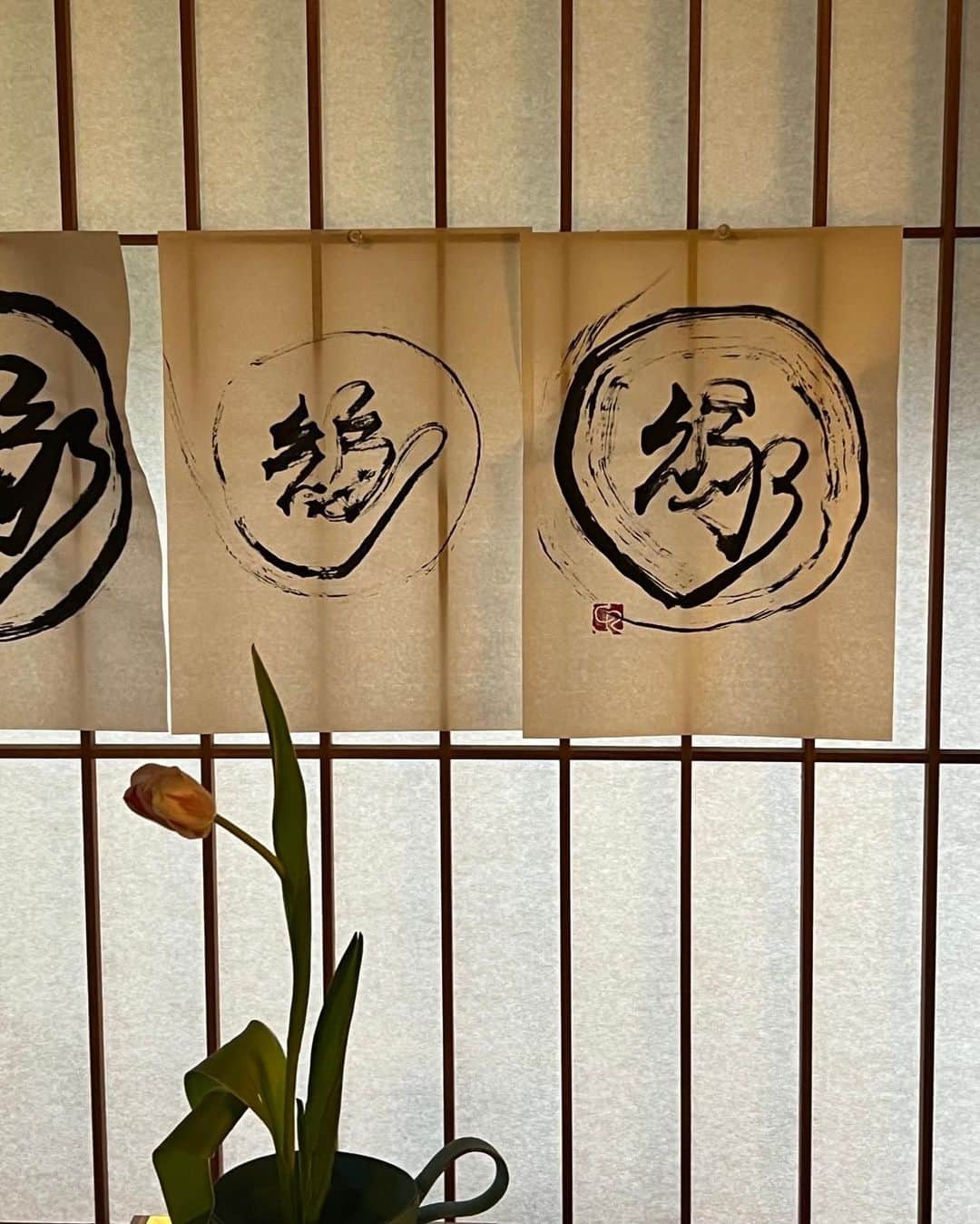稲木ジョージさんのインスタグラム写真 - (稲木ジョージInstagram)「Ikebana and calligraphy kind of day 😌 卯月。 桜花散りぬる風の名残には水なき空に波ぞ立ちける -紀貫之-」4月5日 18時24分 - georgerootnyc