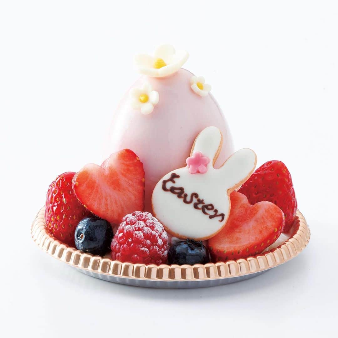横浜ロイヤルパークホテルのインスタグラム：「. \ 🐰Happy Easter🐣🪺 /  フランス語で「卵」を意味する”Oeuf（ウフ）”と言う名のとおり、イースターエッグをイメージしたケーキをデリカ＆ラウンジ「コフレ」で販売中です。  フランボワーズといちごホワイトチョコレートのムースを入れた卵に、うさぎ型の愛らしいアイシングクッキーを添えました。  今年のイースターは4/9（日）🪺 この時期限定の可愛いスイーツをお楽しみください。  ──────────────────────── ■イースタースイーツ"Oeuf（ウフ）" 店　舗：1F デリカ＆ラウンジ「コフレ」 期　間：～2023.4/9（日） 料　金：¥1,200 時　間：11:00～20:00 T E L ：045-221-1111（11:00～20:00） ────────────────────────  #横浜ロイヤルパークホテル  #yokohamaroyalparkhotel」